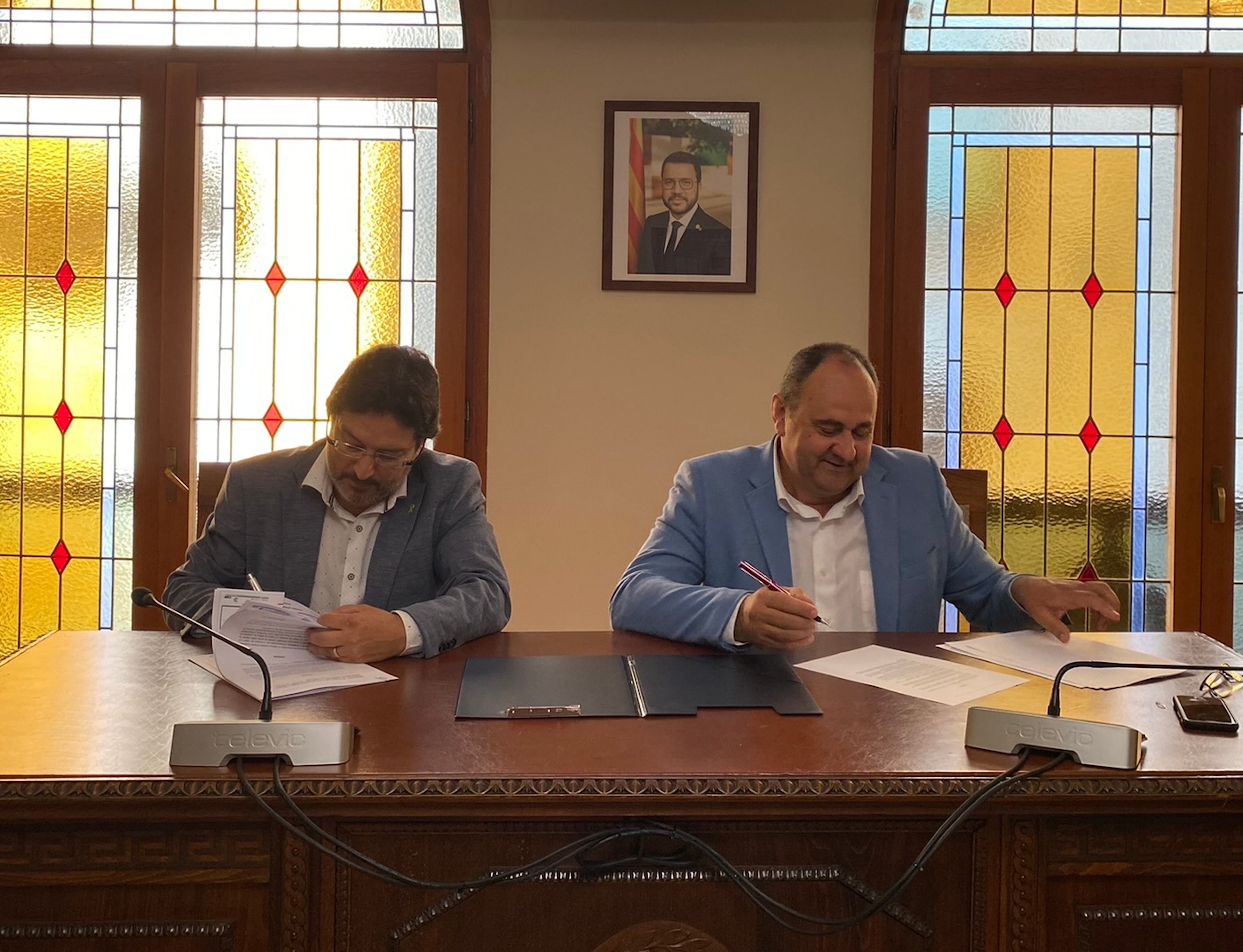 Moment de la signatura entre Isidre Gavin i l'alcalde de Juneda, Antoni Villas. Cedida pel departament de la Vicepresidència i de Polítiques Digitals i Territori.