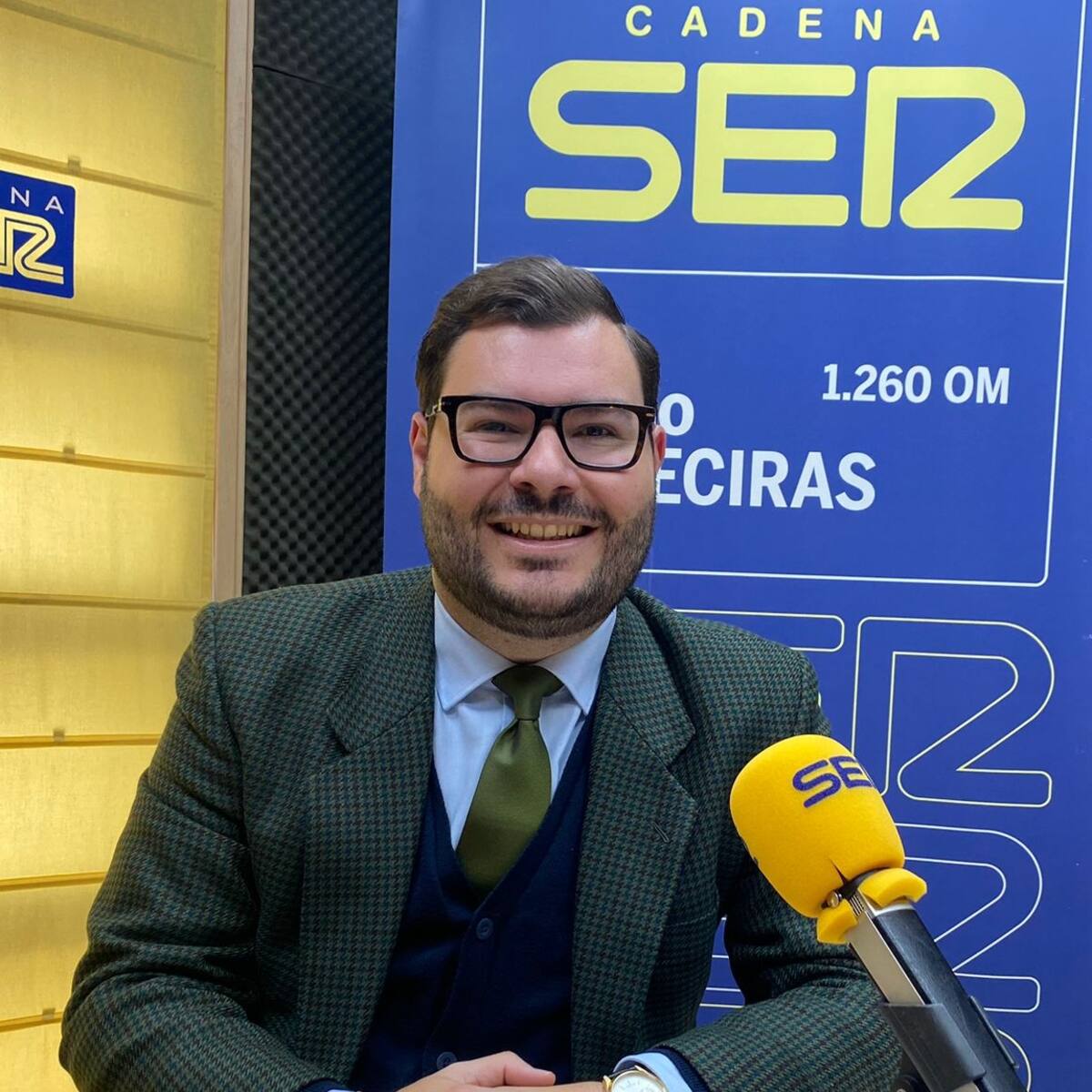 Tus primorosas manos visten a la Esperanza de Algeciras
