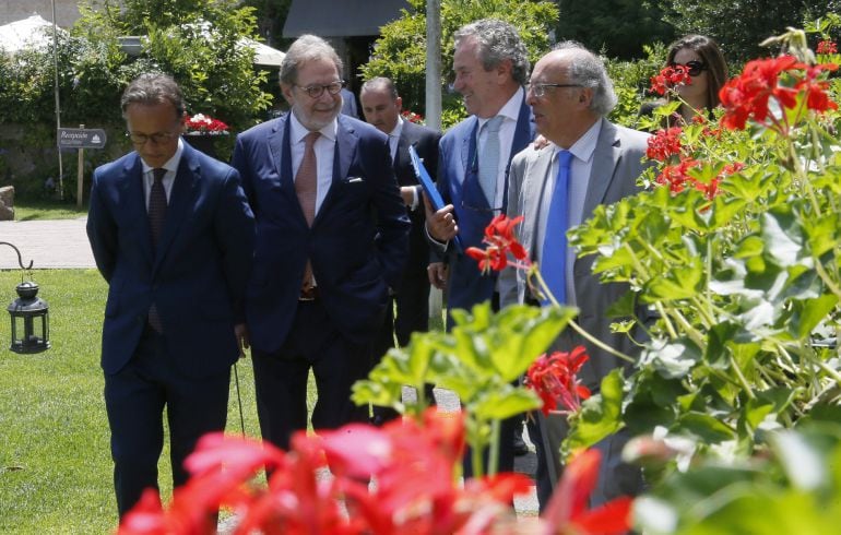 El presidente del Grupo Prisa, Juan Luis Cebrián, (2i) acompañado por el ex presidente de la Xunta, Fernando González Laxe (d), y los representantes de la APD, Jaime Borrás (3i) y Santiago Sesto (i), antes de comenzar el almuerzo-coloquio de la Asociación