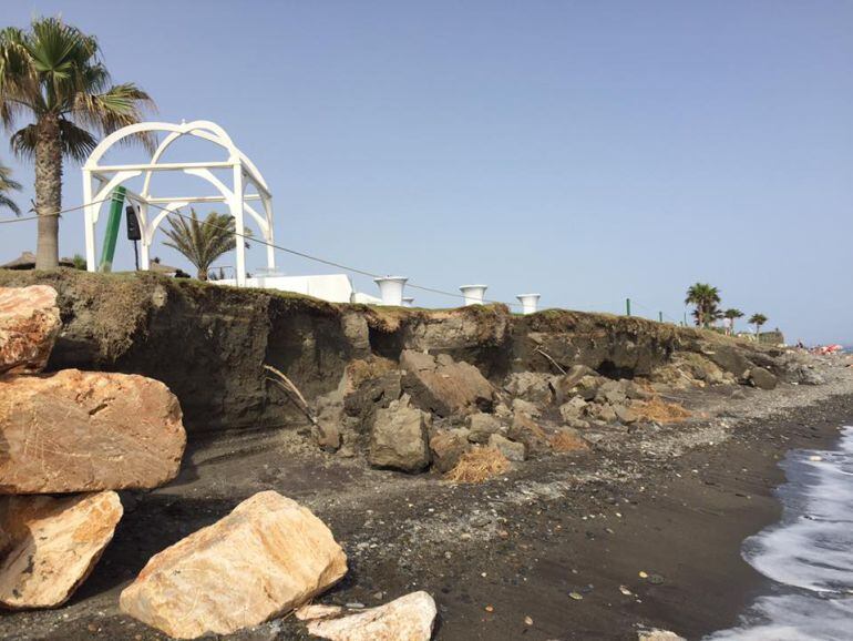 Aspecto de la playa junto al hotel Robinson de Motril(Granada) tras distintos temporales