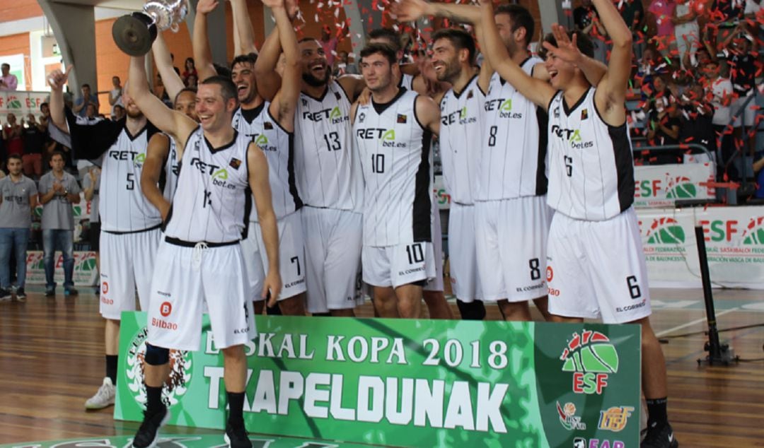 La plantilla de Bilbao Basket, tras conquistar la Euskal Kopa 2018 en Durango