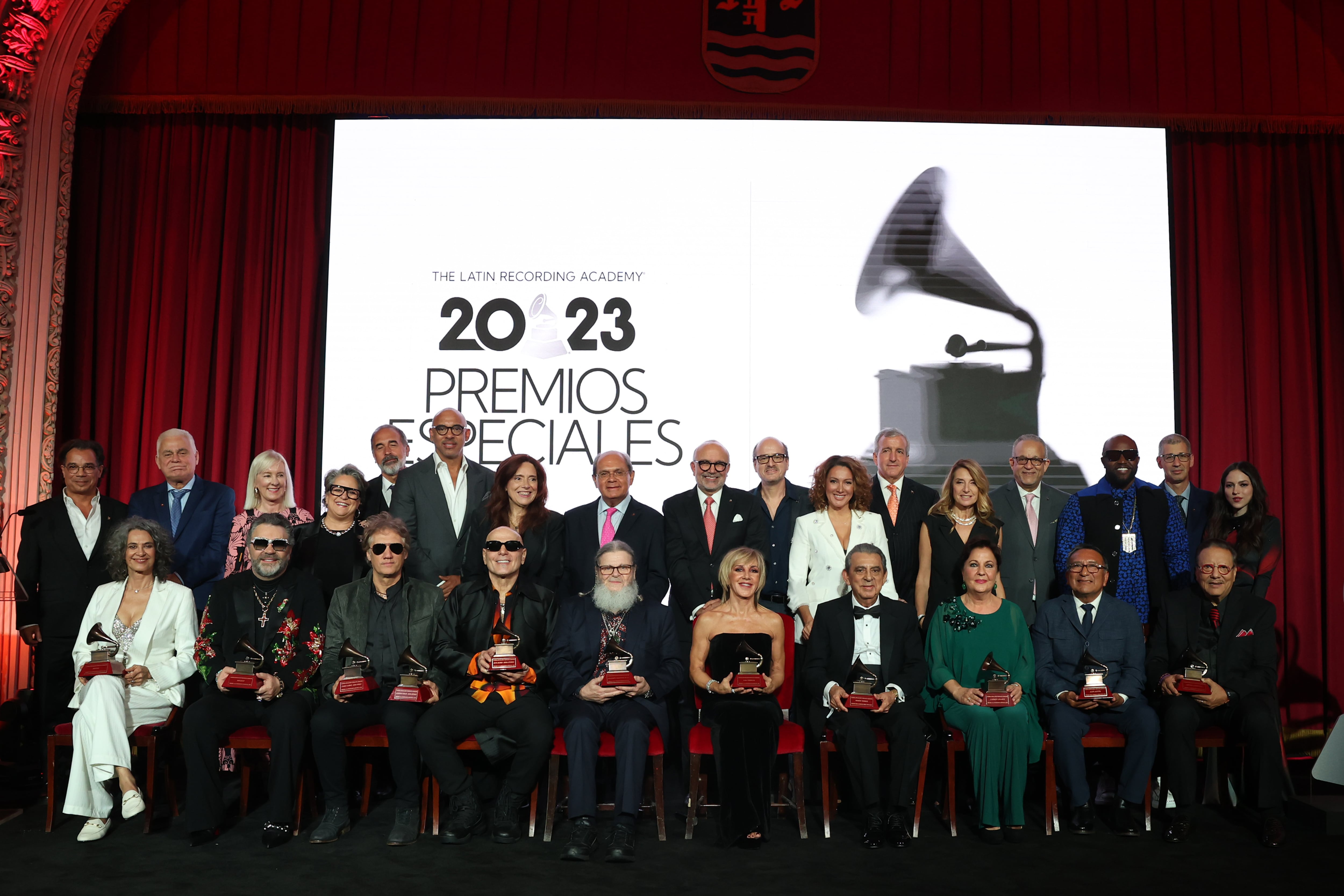 Presentadores y nominados, entre ellos Simone, Aloysio Reis, Alexandra Lioutikoff, Manuel Mijares, Tammy Hurt, Eduardo Bergallo, Charly Alberti, Harvey Mason jr., CEO, the Recording Academy, Zeta Bosio, Laura Tesoriero, Eduardo Hütt, Gustavo Santaolalla, Manuel Abud, CEO, Latin Recording Academy, Ana Torroja, Josh Donner, Wilson Torres, Luis Álvarez Fiol, Eva Cebrián, Carmen Linares, Manuel Tejada, Alex Acuña y Arturo Sandoval asisten a la presentación especial de premios durante la 24ª Entrega Anual del Latin Grammy el 12 de noviembre de 2023 en Sevilla, España. (Photo by Rodrigo Varela/Getty Images for Latin Recording Academy)