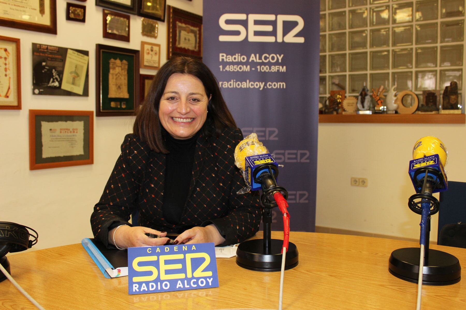 La alcaldesa de Onil Humi Guill en el estudio de Radio Alcoy