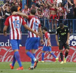 GRA371. MADRID, 17/09/2016.- Los jugadores del Atlético de Madrid celebran su cuarto gol ante el Sporting de Gijón en partido de la cuarta jornada de liga en Primera División que se disputa esta tarde en el estadio Vicente Calderón. EFE/Zipi