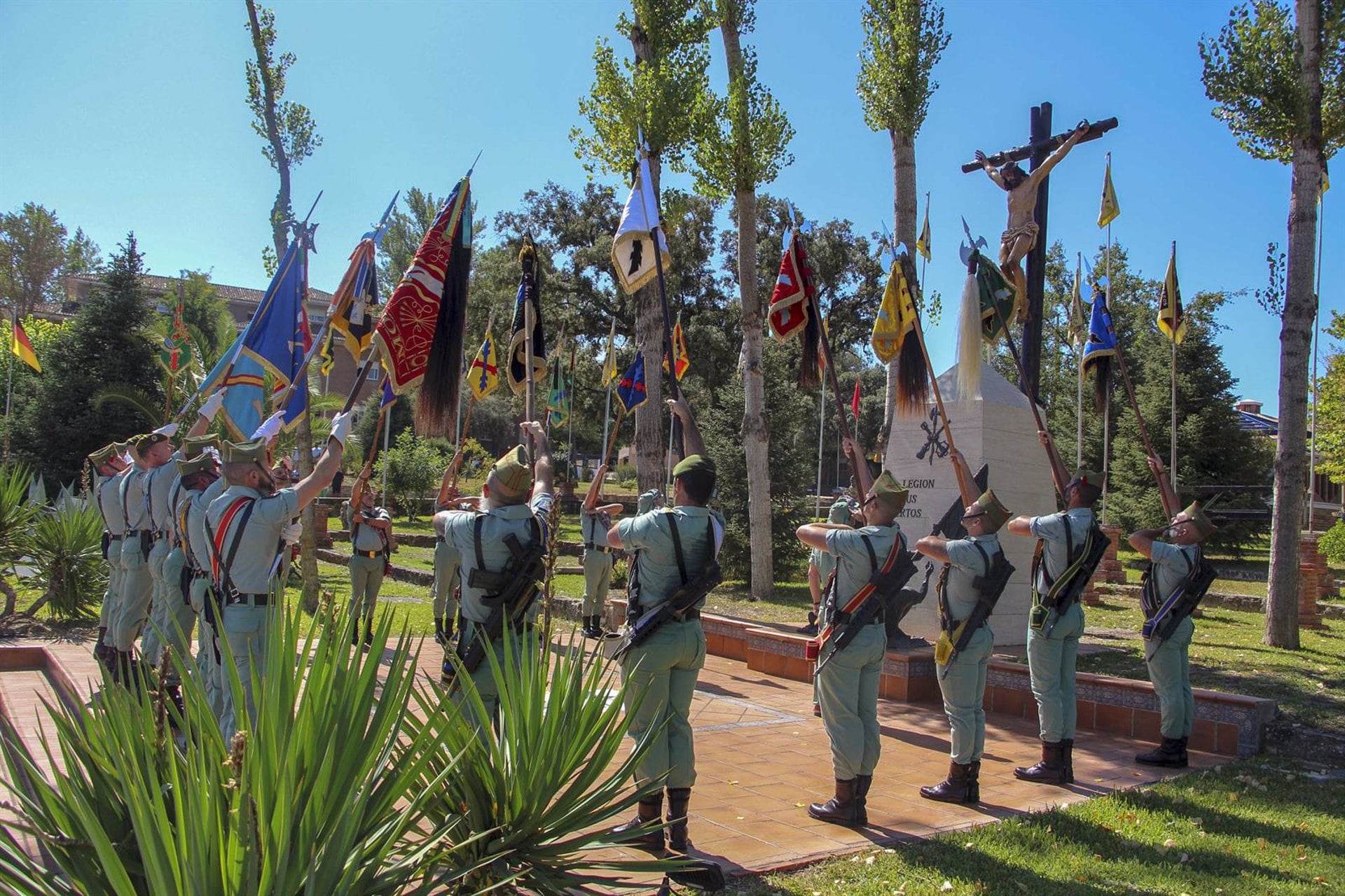 La parada militar consistió en un solemne acto, que se inició con la entrada de las unidades al patio de armas, para después realizar la entronización del Cristo de la Buena Muerte