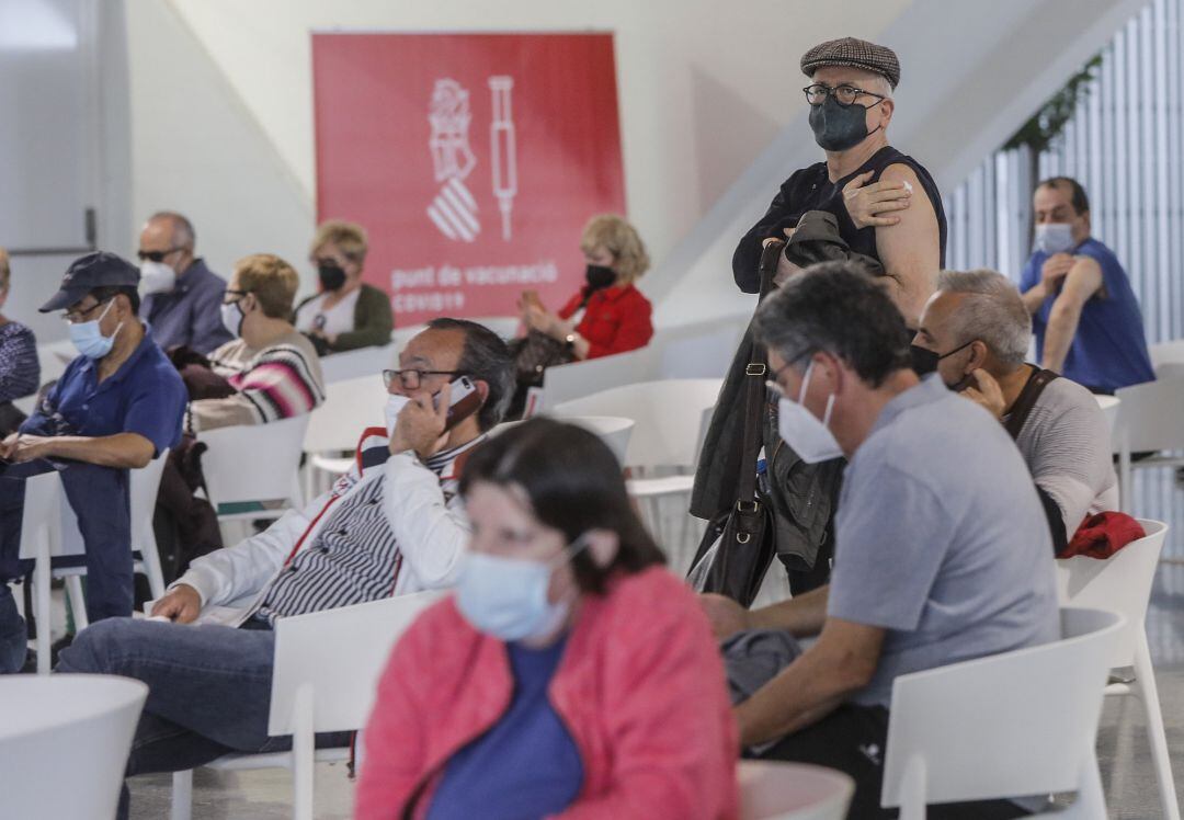 Varias personas esperan tras ser vacunados en el primer día de la vacunación masiva en la Comunitat Valenciana. 