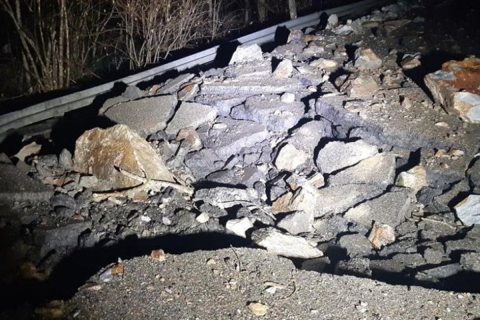 Despreniment de roques a la RN20 que han obligat a tallar la via en tots dos sentits de la marxa de forma indefinida.