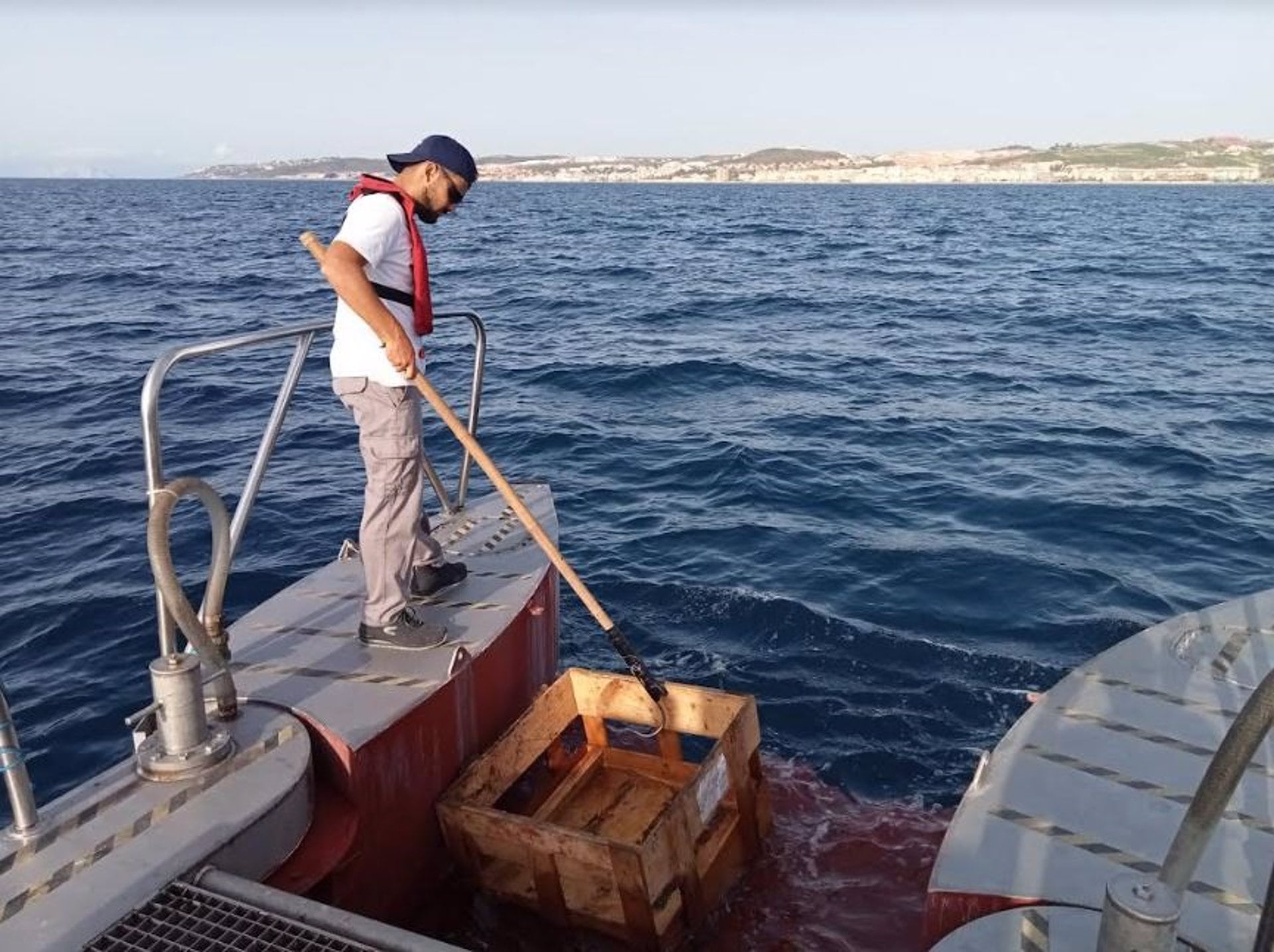 Las embarcaciones&#039; pelican&#039; limpian a seis millas de la costa