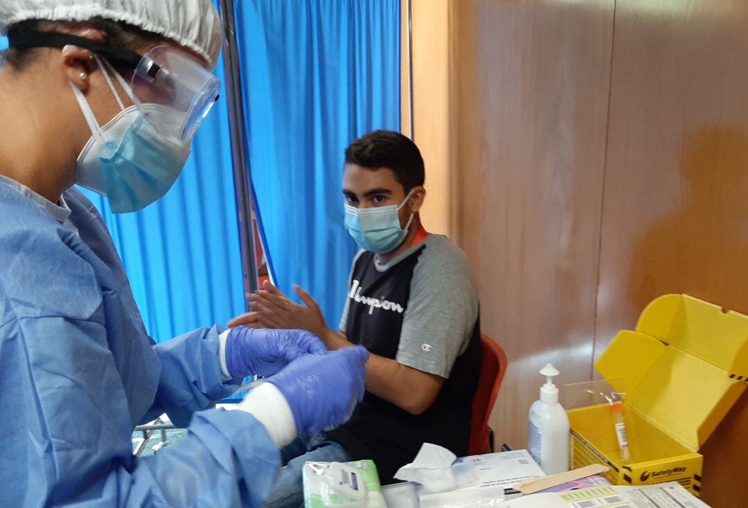 Profesional sanitario realiza una prueba PCR 