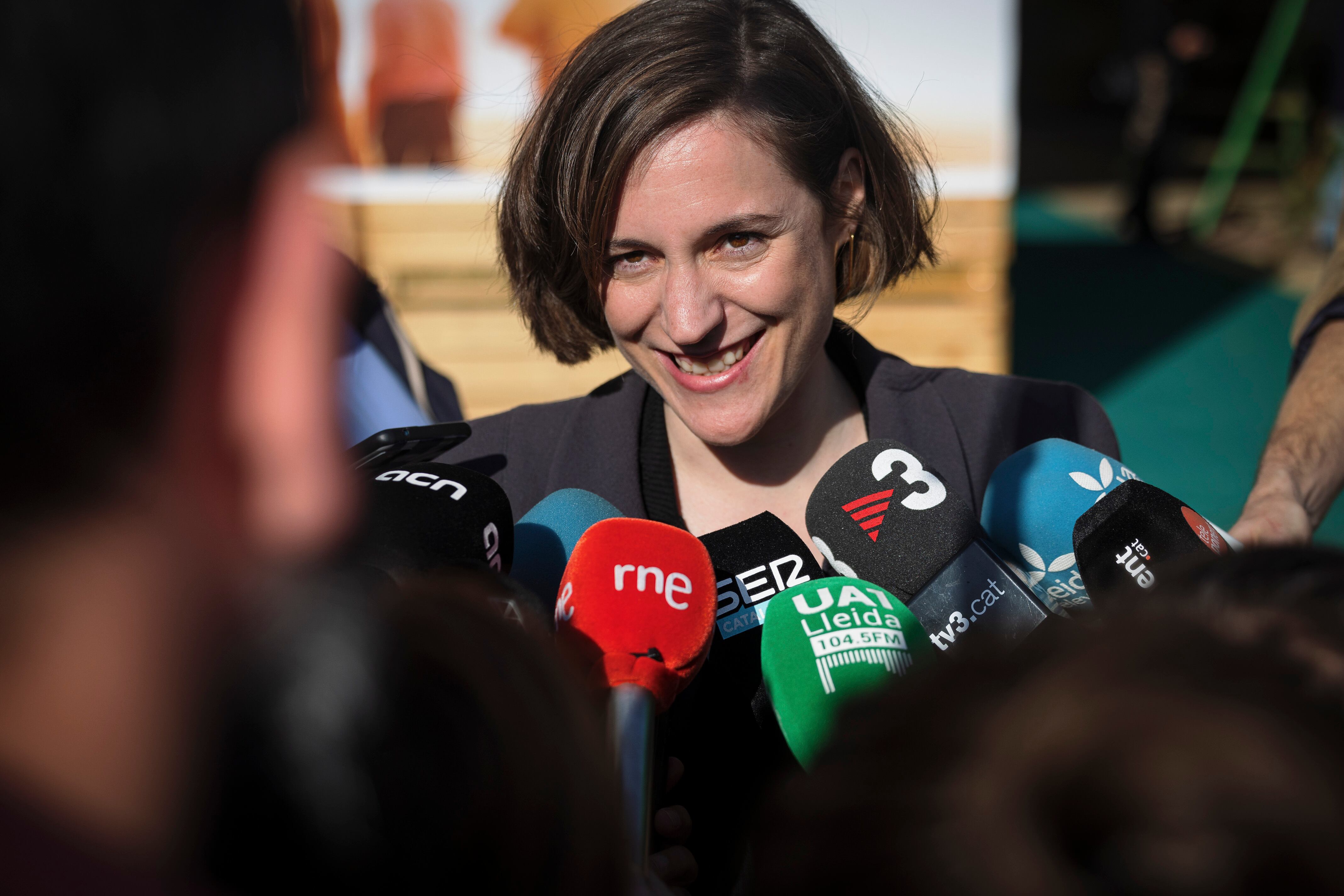 Carla Simon atenent als mitjans abans de la projecció de la pel·lícula "Alcarràs" en la preestrena del film, a la Llotja de Lleida. Foto: ACN.