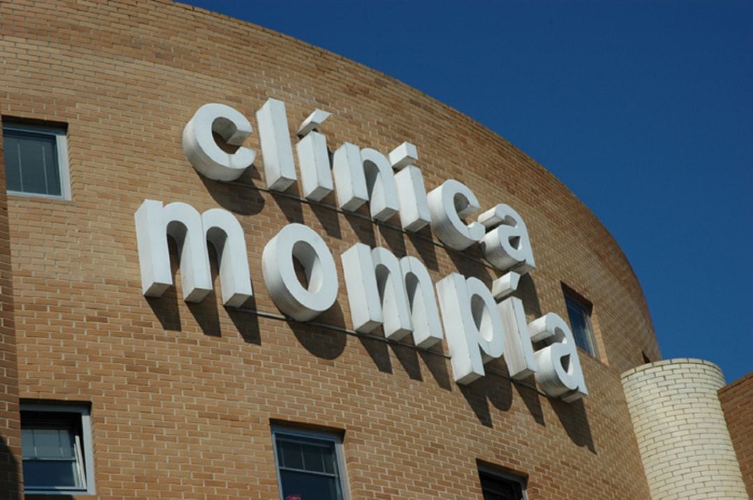 Fachada de la clínica Mompía en Bezana.