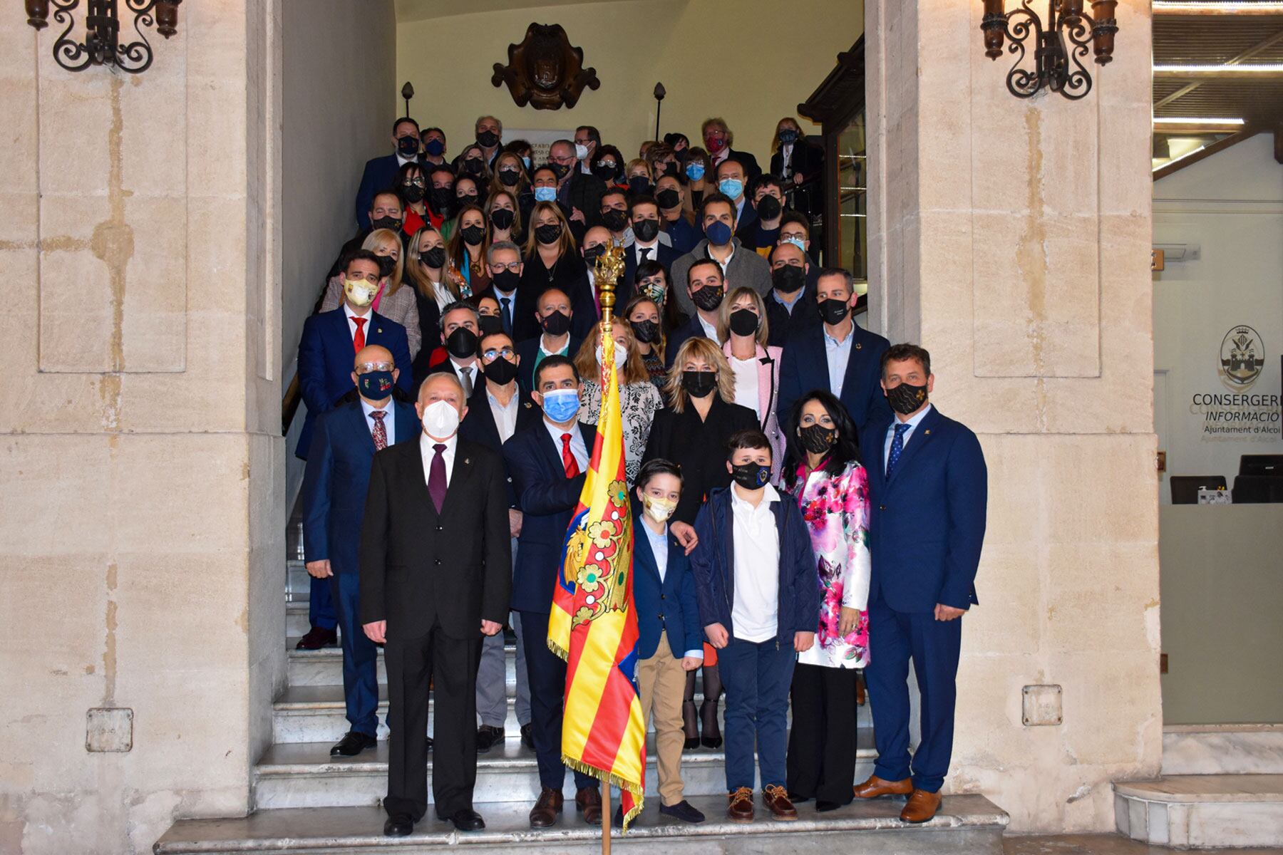 La Bandera Gran de Sant Jordi y los participantes en el acto en una foto de familia en la escalera del Ayuntamiento
