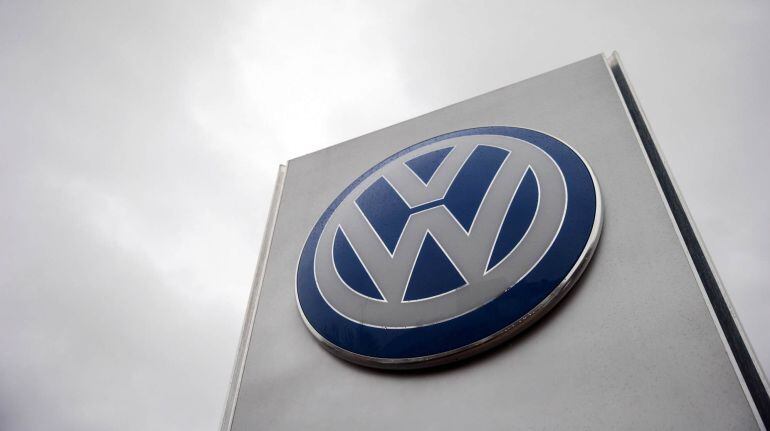 El logo de A VW en las oficinas de la compañia en Londres