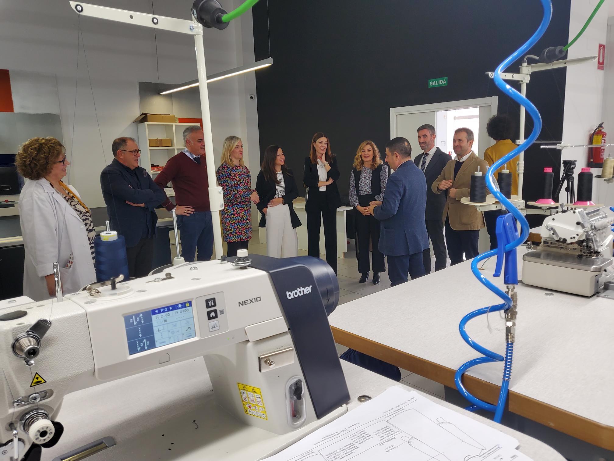 Visita de Francisco Reyes y Julio Millán a la empresa InnovaCostura.