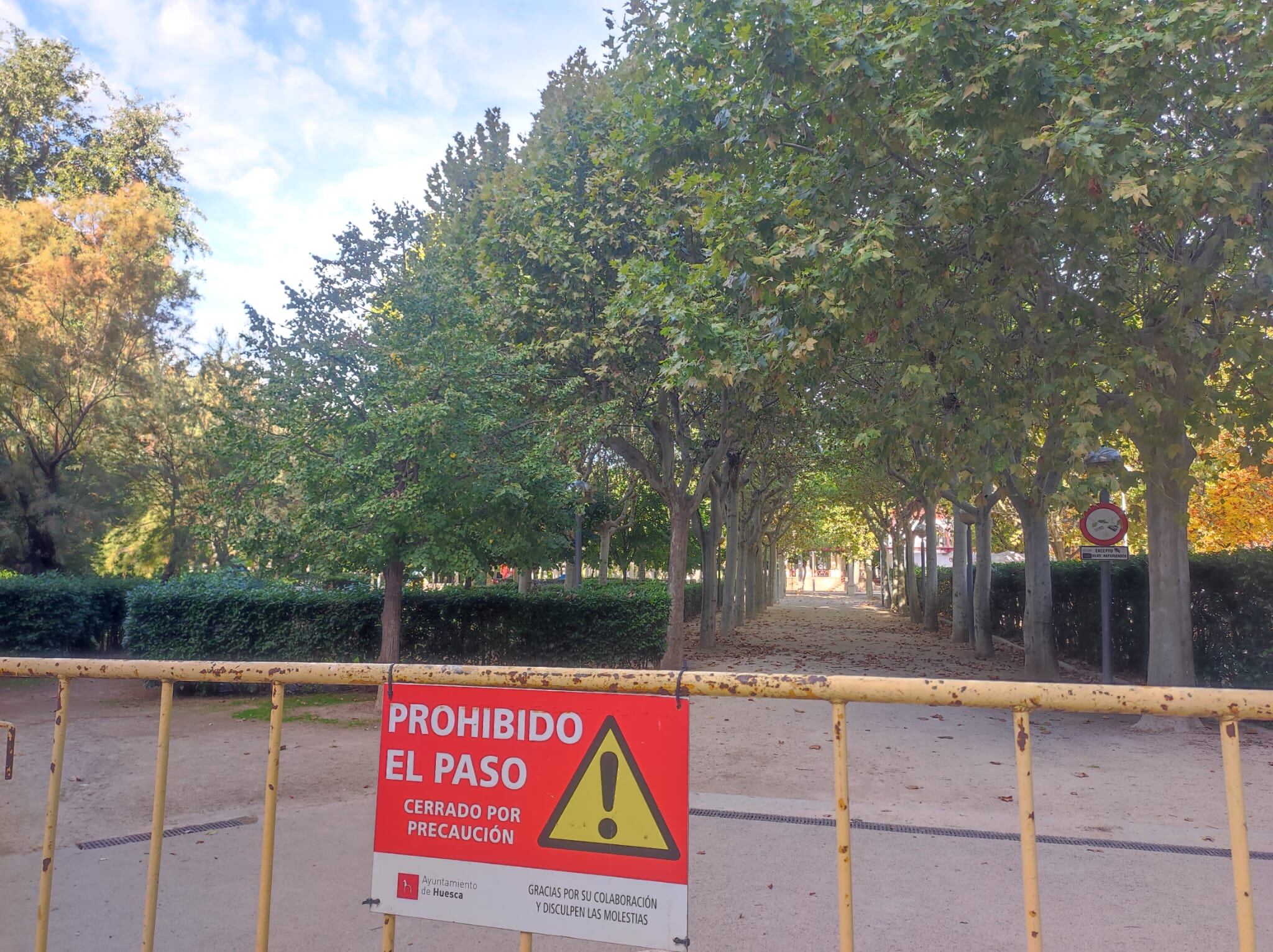 Cerrado el parque Miguel Servet por alerta de fuertes rachas de viento.