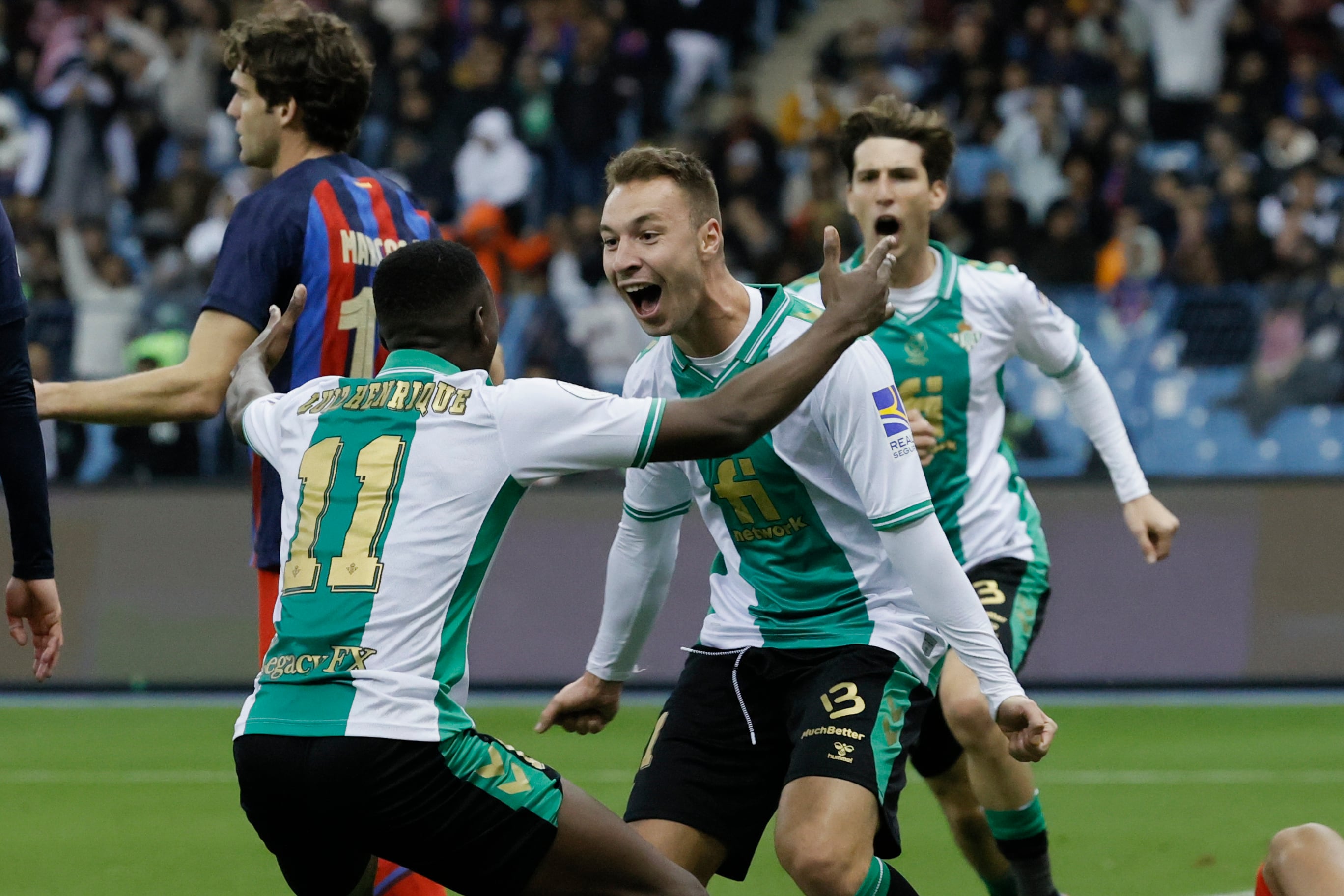 RIAD (ARABIA SAUDÍ), 12/01/2023.- El delantero del Betis Loren Morón (2d) celebra el segundo gol de su equipo en el partido de semifinales de la Supercopa de España que enfrenta al Real Betis y al FC Barcelona y que se disputa este jueves en el Estadio Internacional Rey Fahd, en Riad, Arabia Saudí. EFE/ Juan Carlos Cárdenas
