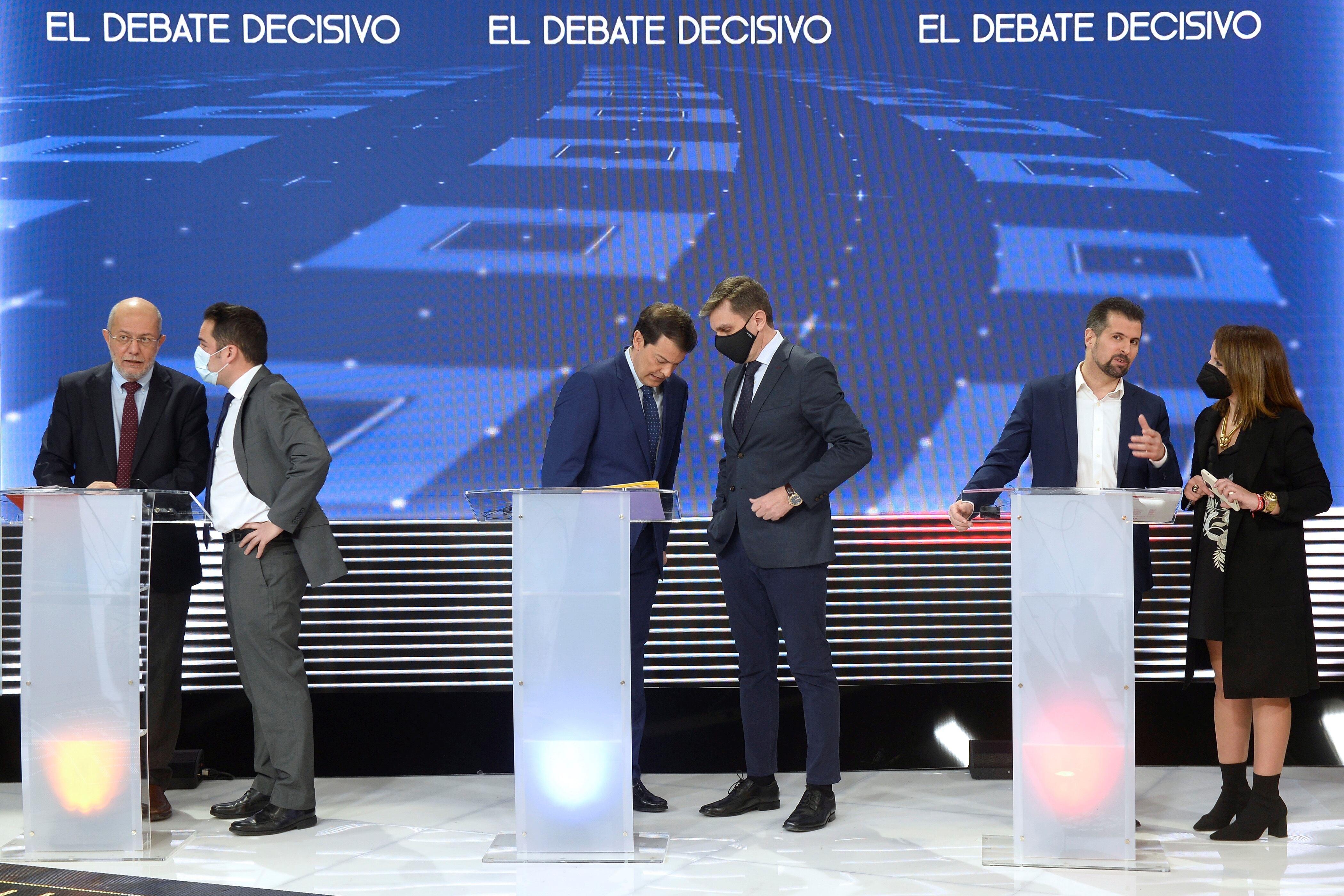 VALLADOLID, 09/02/2022.- Los candidatos del PSOE, PP y Ciudadanos a la Presidencia de la Junta de Castilla y León, (d-i) Luis Tudanca, Alfonso Fernández Mañueco y Francisco Igea, respectivamente, junto a sus asesores al inicio del segundo y último debate televisivo de cara a las elecciones autonómicas celebrado este miércoles en Valladolid. EFE/Nacho Gallego
