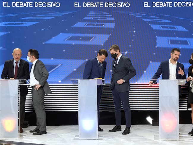 VALLADOLID, 09/02/2022.- Los candidatos del PSOE, PP y Ciudadanos a la Presidencia de la Junta de Castilla y León, (d-i) Luis Tudanca, Alfonso Fernández Mañueco y Francisco Igea, respectivamente, junto a sus asesores al inicio del segundo y último debate televisivo de cara a las elecciones autonómicas celebrado este miércoles en Valladolid. EFE/Nacho Gallego
