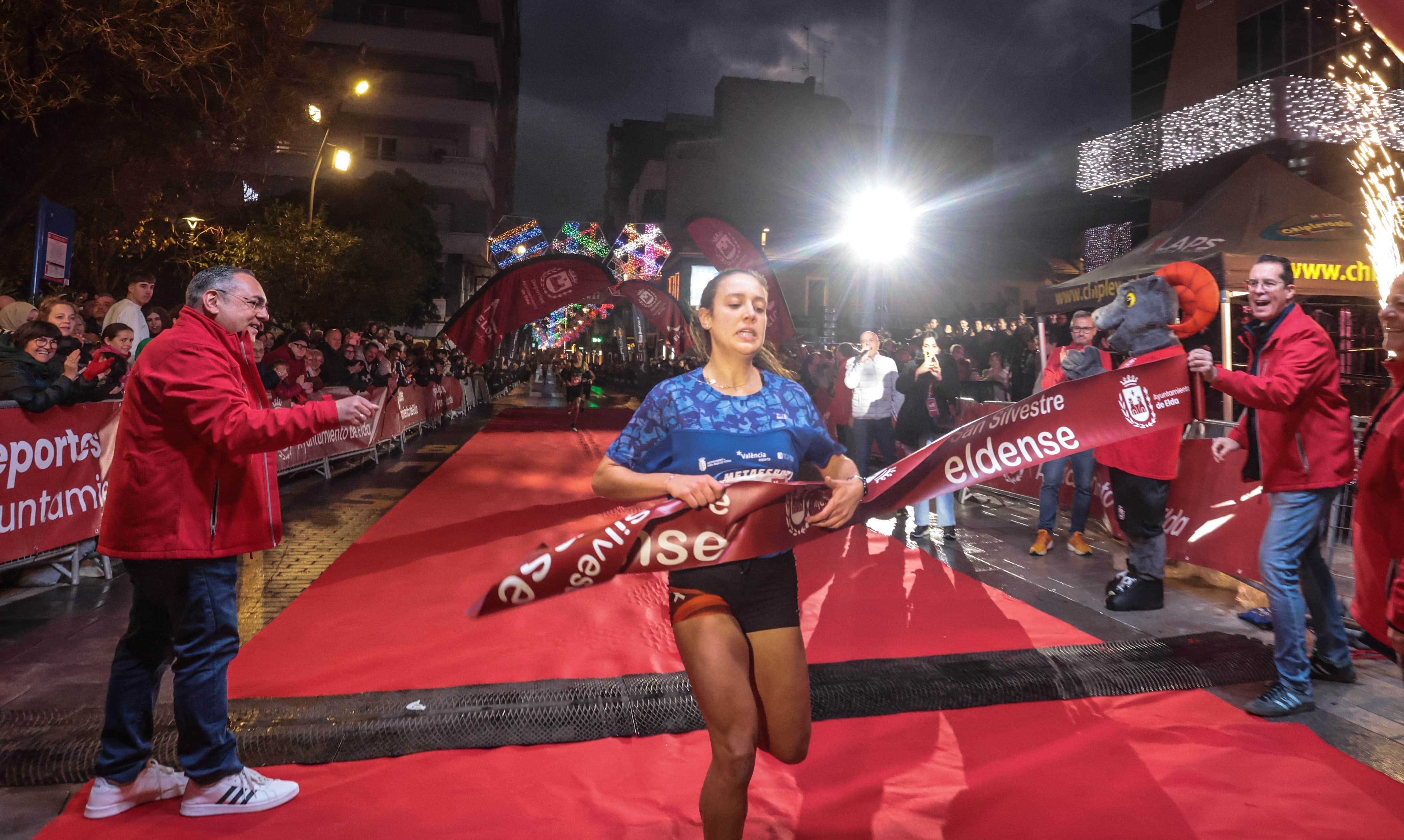 Laura Domene, primera mujer en cruzar la meta