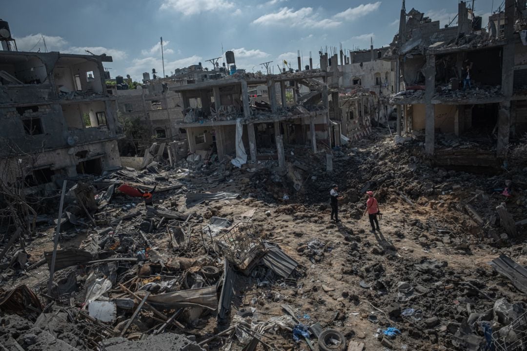 Ciudadanos entre las ruinas de Beit Hanoun tras la noche de ofensiva de Israel por tierra y aire