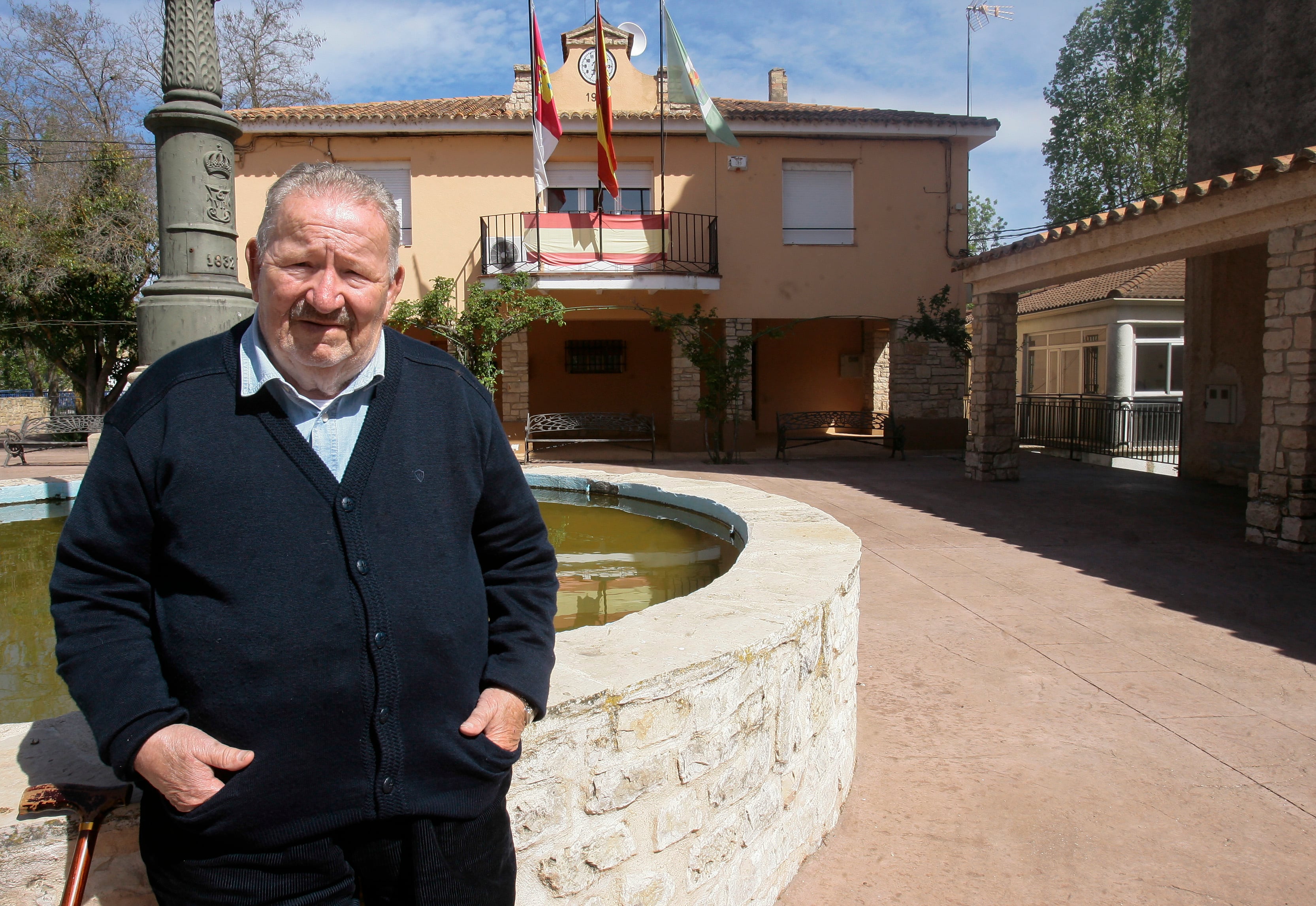 Ignacio Gordón, de 82 años y alcalde de Matillas (Guadalajara), también lleva con el bastón de mando desde la dictadura.