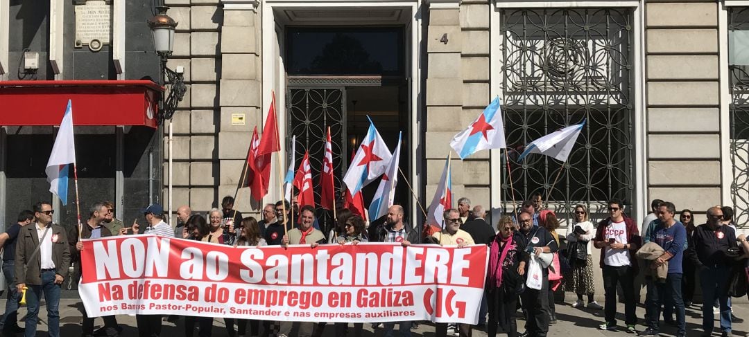 Movilización de la CIG frente a las oficinas del Banco Santander