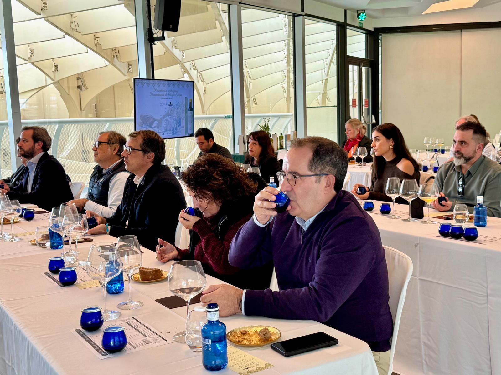 40 invitados entre periodistas, creadores de contenido, profesionales del sector Horeca, y distribuidores de alimentación disfrutaron del sabor del aceite DOP Estepa