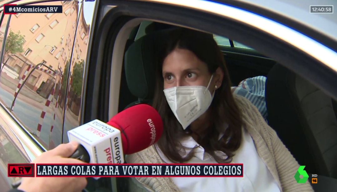 Una mujer rompe aguas frente al Colegio electoral y no se va al hospital hasta que ejerce su derecho a voto.