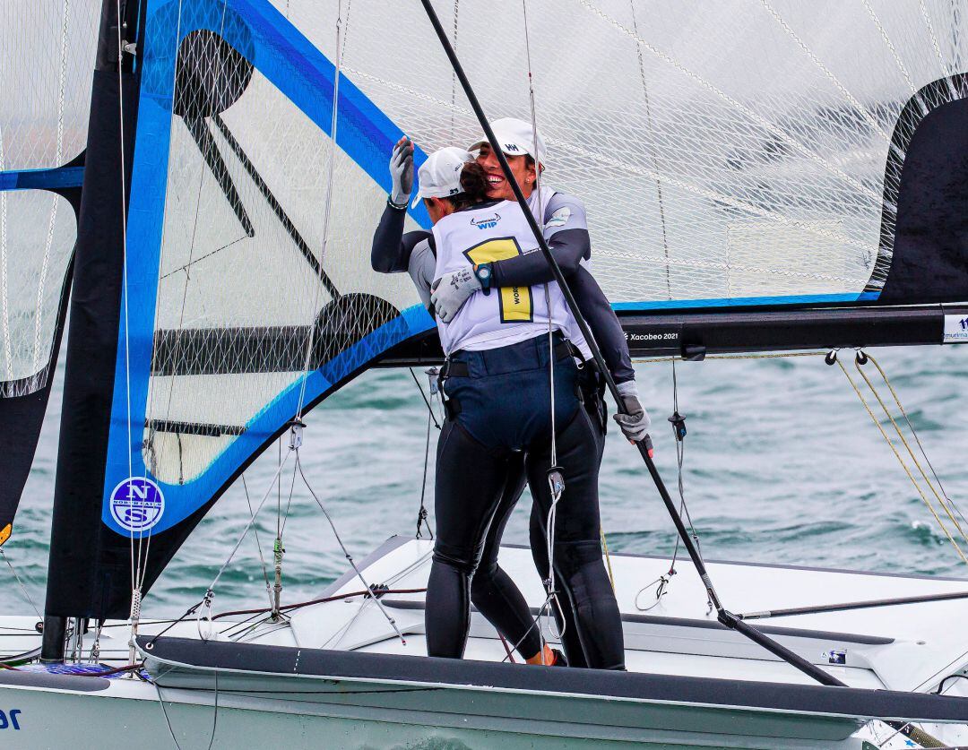 Paula Barceló y Tamara Echegoyen se abrazan tras conseguir el mundial en la 49er FX de vela