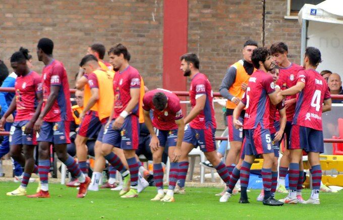 Los jugadores del Real Ávila celebran el gol de Adri Carrión, ante el Guijuelo