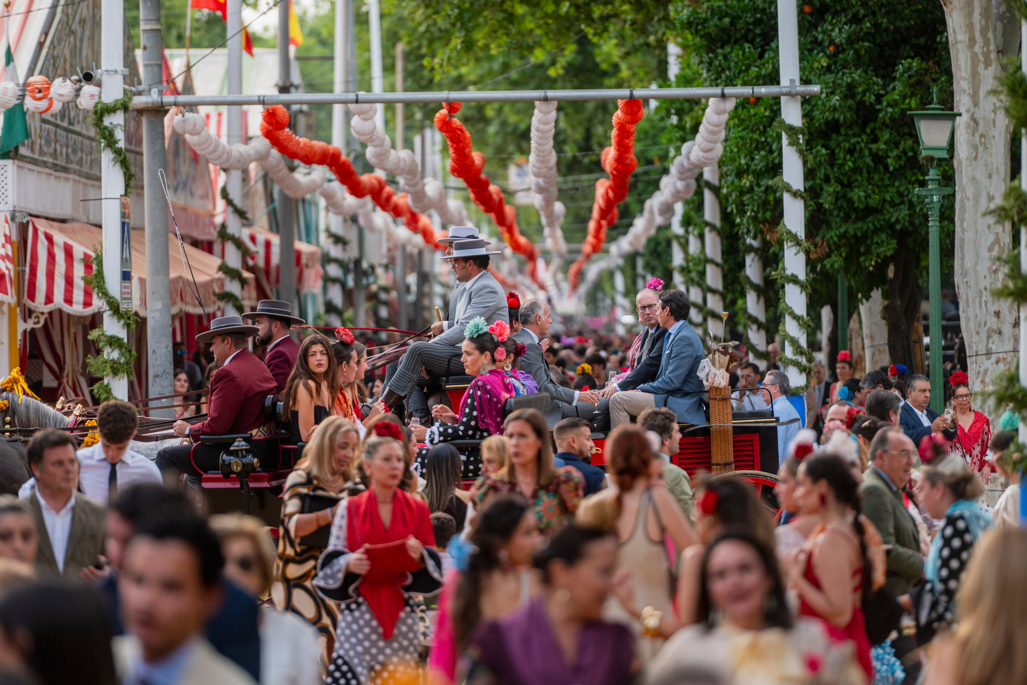 SEVILLA, 24/04/2026.- Ambiente en la Feria de Sevilla, hoy viernes 24 de abril. EFE/Mauri Buhigas