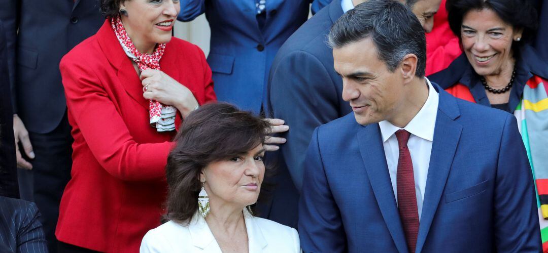 Pedro Sánchez junto a la vicepresidenta Carmen Calvo