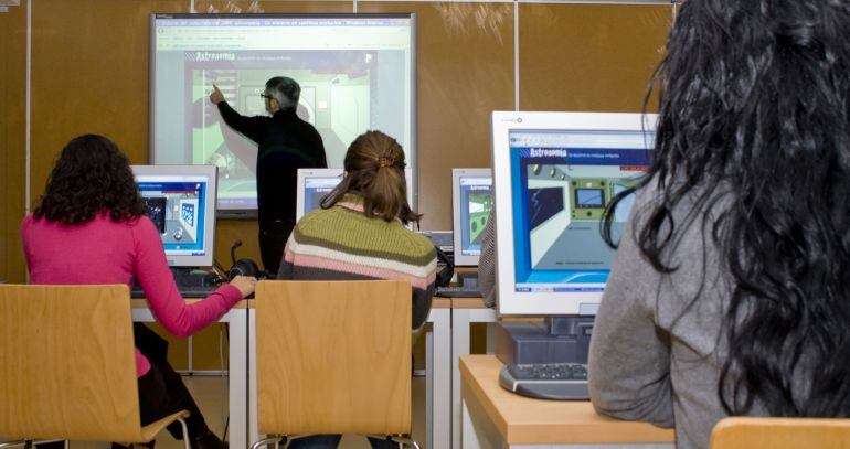 Un aula con una pizarra digital