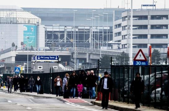 Un grupo de personas escapa del aeropuerto de Bruselas tras la explosión