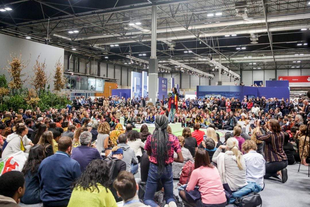 Jóvenes del movimiento Fridays for Future realizan una sentada en el pabellón 4 en protesta por los resultados &quot;insuficientes&quot; logrados en la Cumbre del Clima (COP25) que se celebra hasta en Ifema, Madrid.