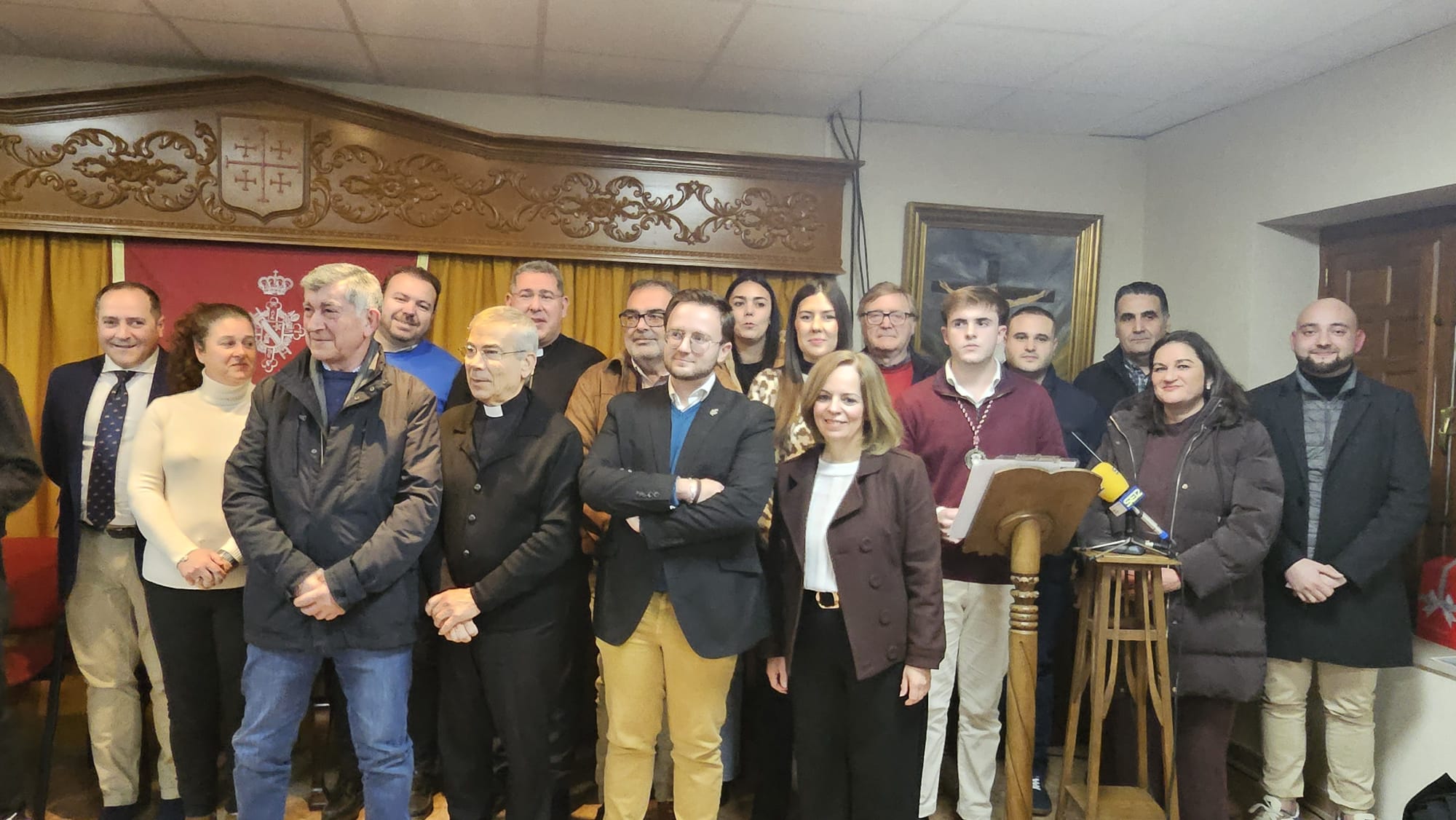 Foto de familia con el autor del Cartel Oficial de la Semana Santa de Jódar 2026 con representantes de las cofradías y grupos parroquiales