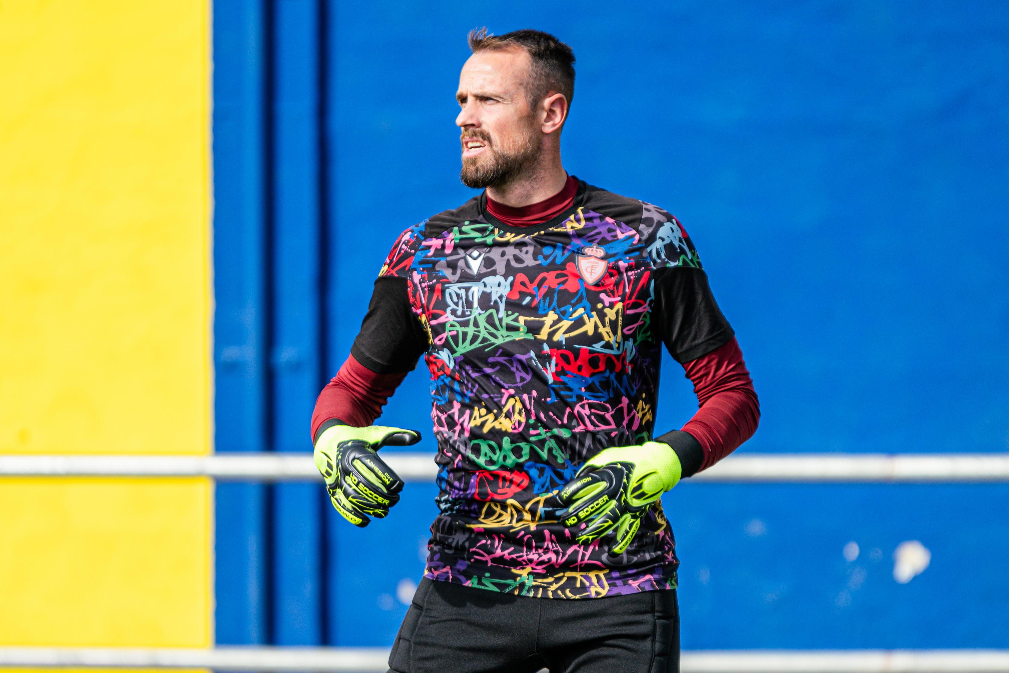 Javi Sánchez, portero del Real Jaén, durante el calentamiento en Huétor Tájar.