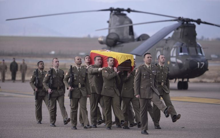 GRA301.- Córdoba, 29/01/2015.- Compañeros del cabo Francisco Javier Soria Toledo, fallecido ayer en el Líbano, portan el féretro con sus restos mortales a su llegada al aeropuerto de Córdoba desde donde será trasladado al Instituto Anatómico Forense de la capital cordobesa para practicarle la autopsia. EFE/Rafa Alcaide