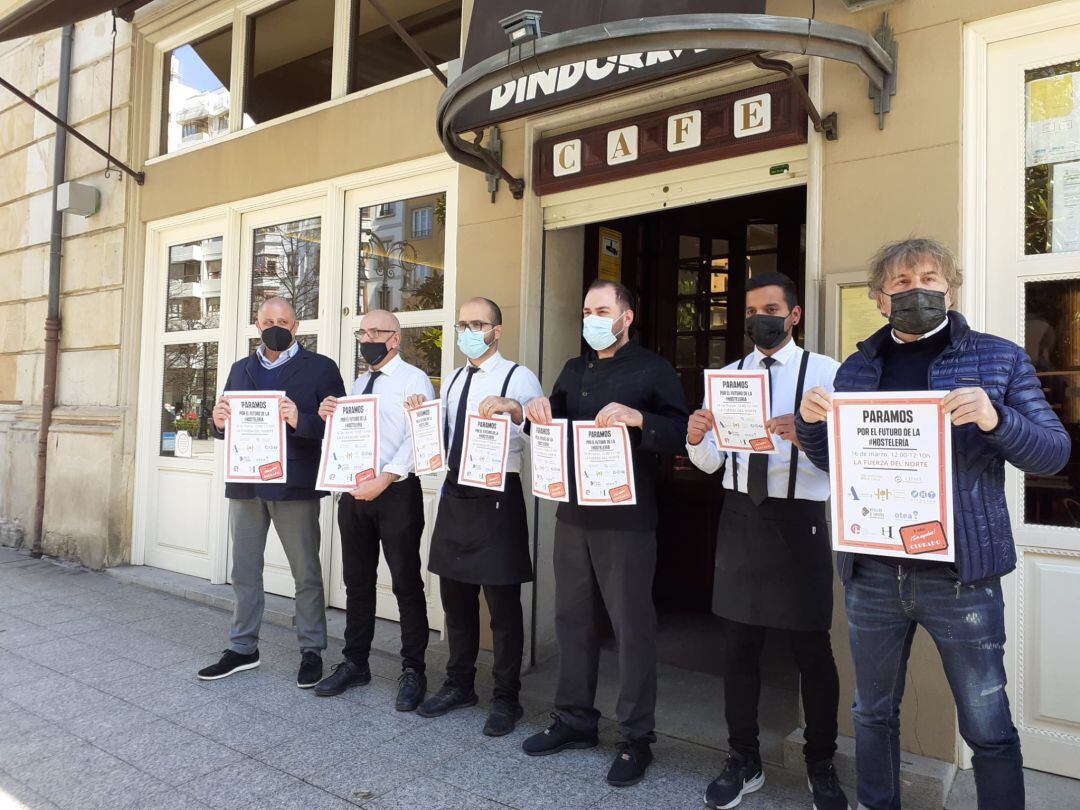 El presidente de OTEA Gijón, Ángel Lorenzo, a las puertas del Café Dindurra