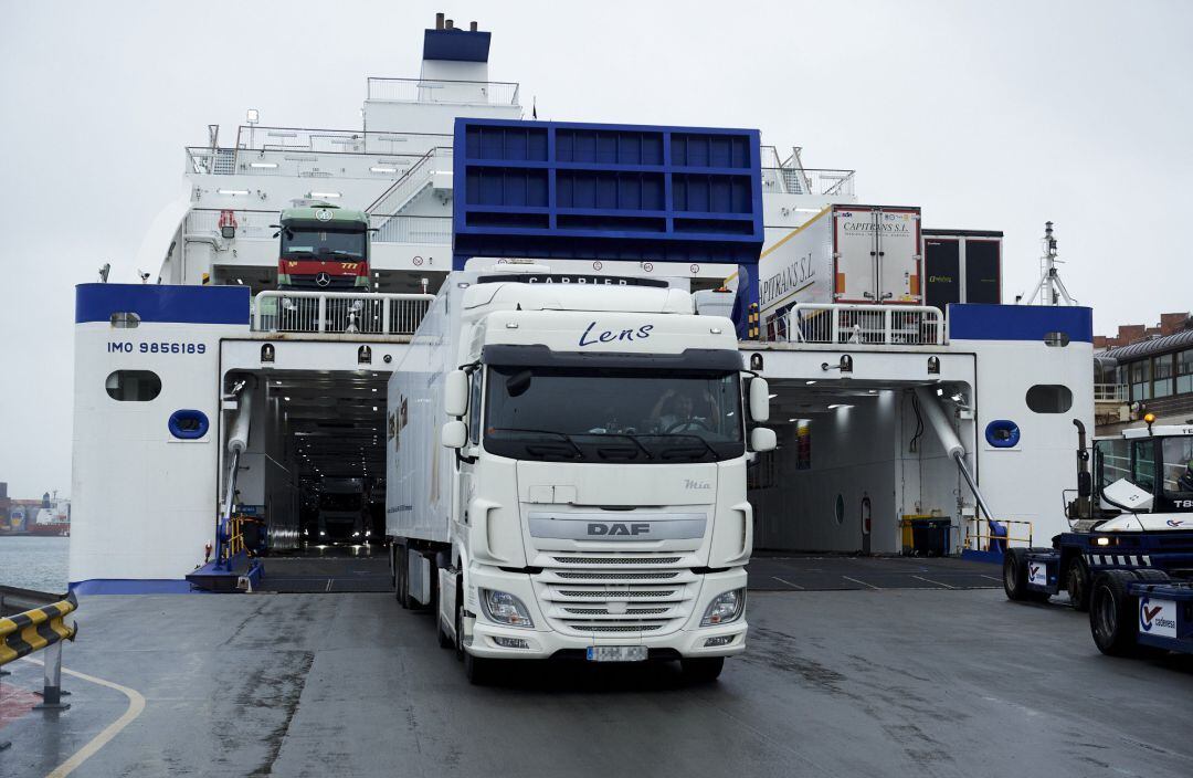 Varios camiones salen de un ferry procedente de la localidad de Portsmouth 