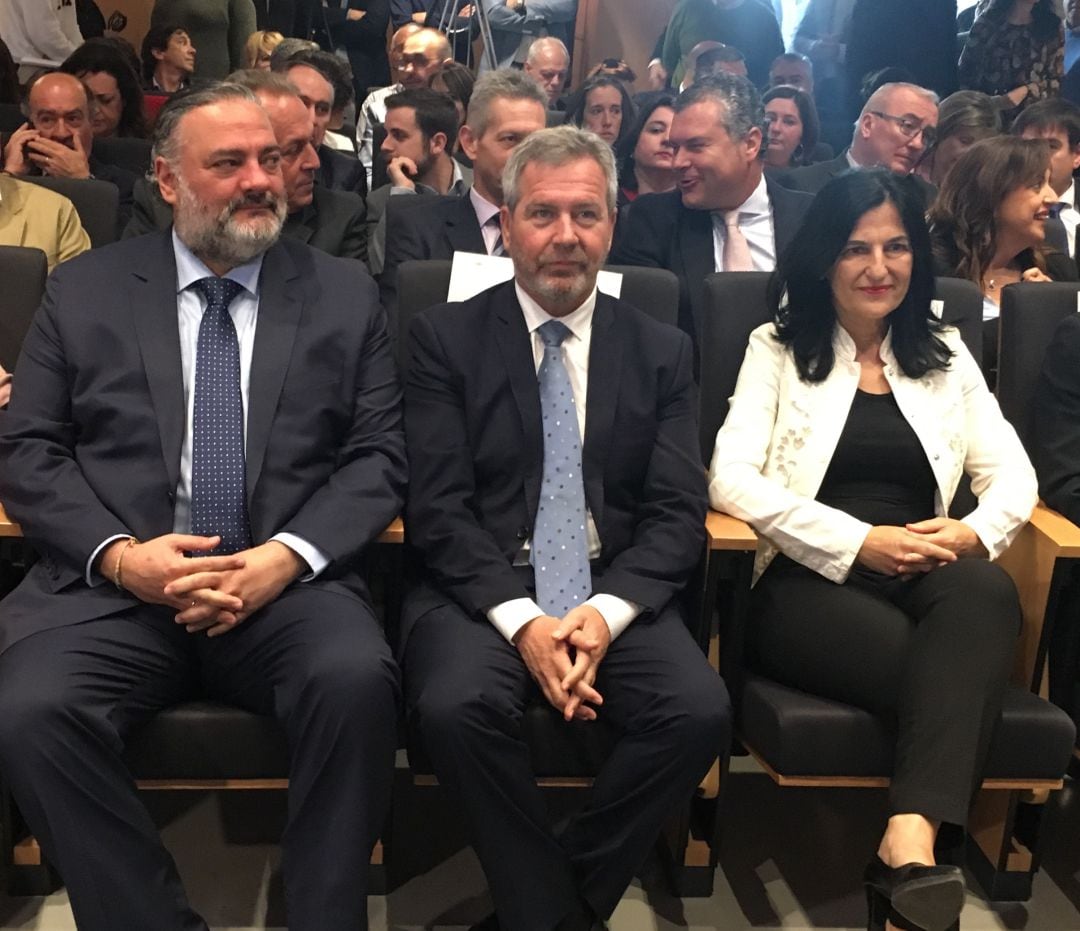 El presidente de la Autoridad Portuaria de Motril, José García Fuentes, junto a la subdelegada del gobierno, Inmaculada López y el delegado de la Junta, Pablo García