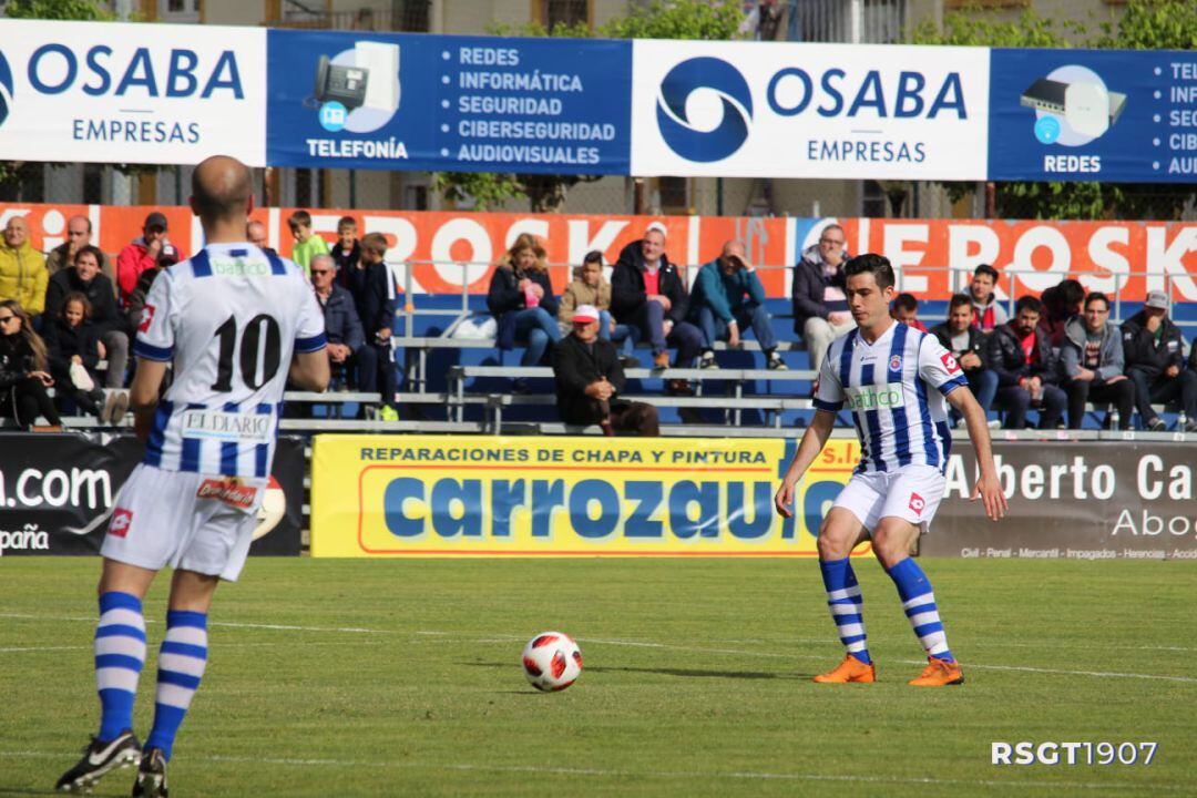 Ramiro controla el balón