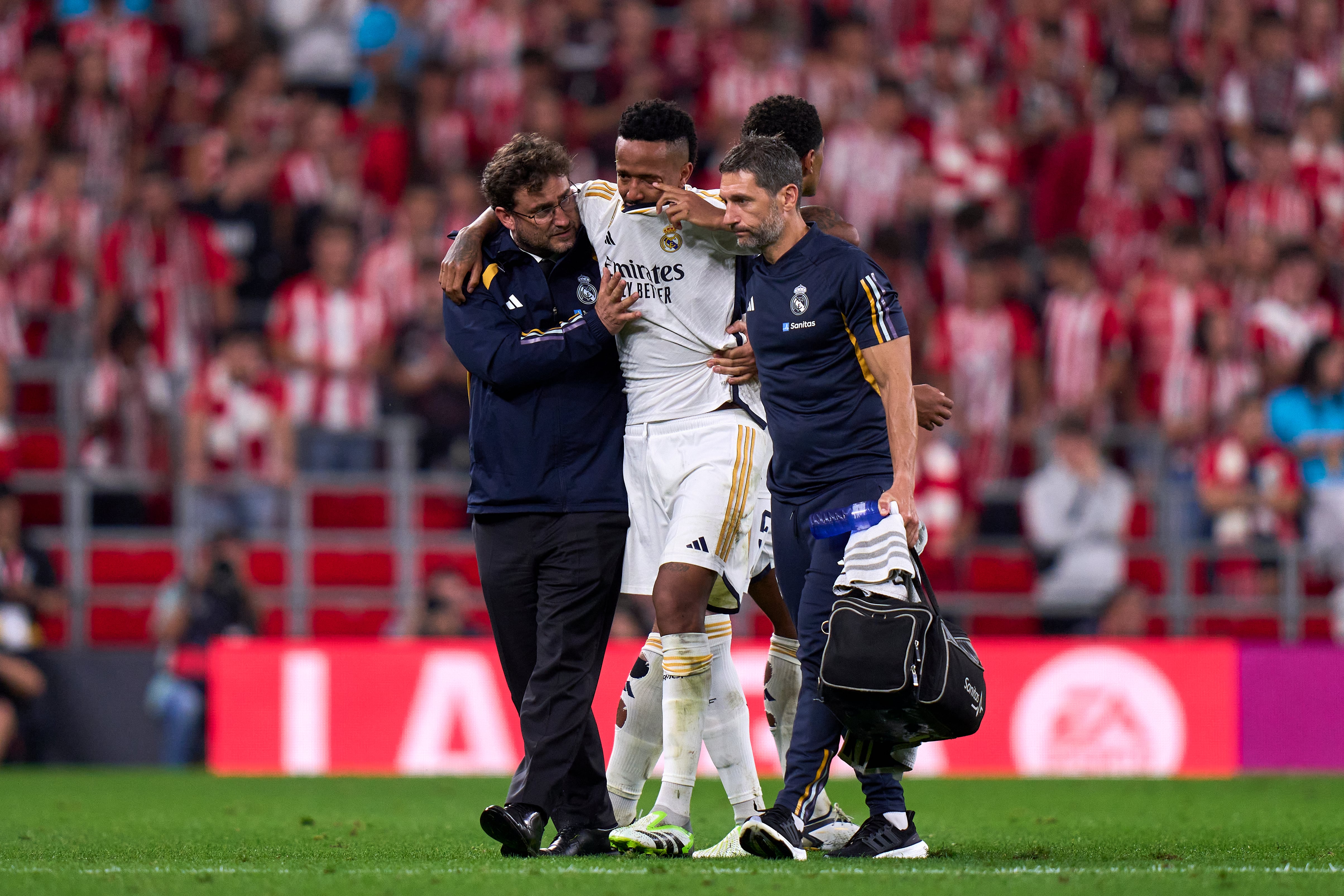 Eder Militao, con una una rotura del ligamento cruzado anterior de la rodilla izquierda. (Photo by Diego Souto/Quality Sport Images/Getty Images)