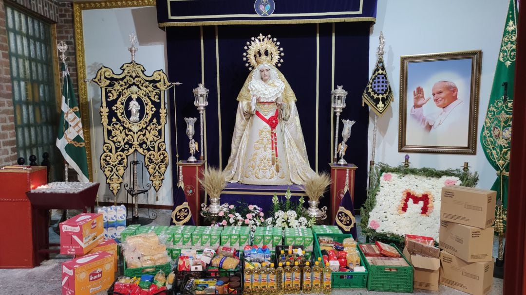 La virgen del Rosario con los elementos recogidos este Domingo de Ramos