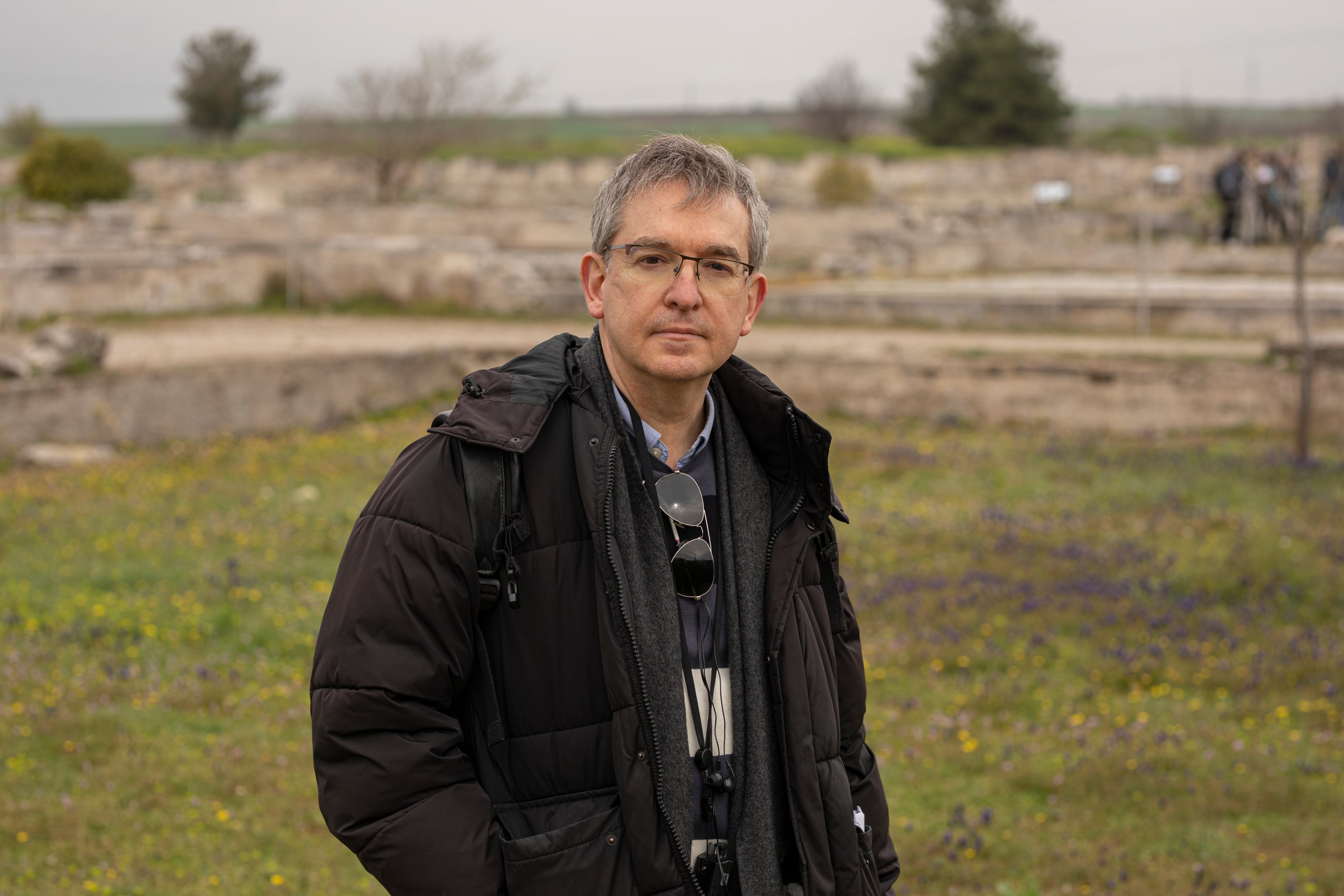 Santiago Posteguillo en las ruinas de Pella, antigua capital de Macedonia (Grecia), el 31 de marzo de 2022. Asís G. Ayerbé.