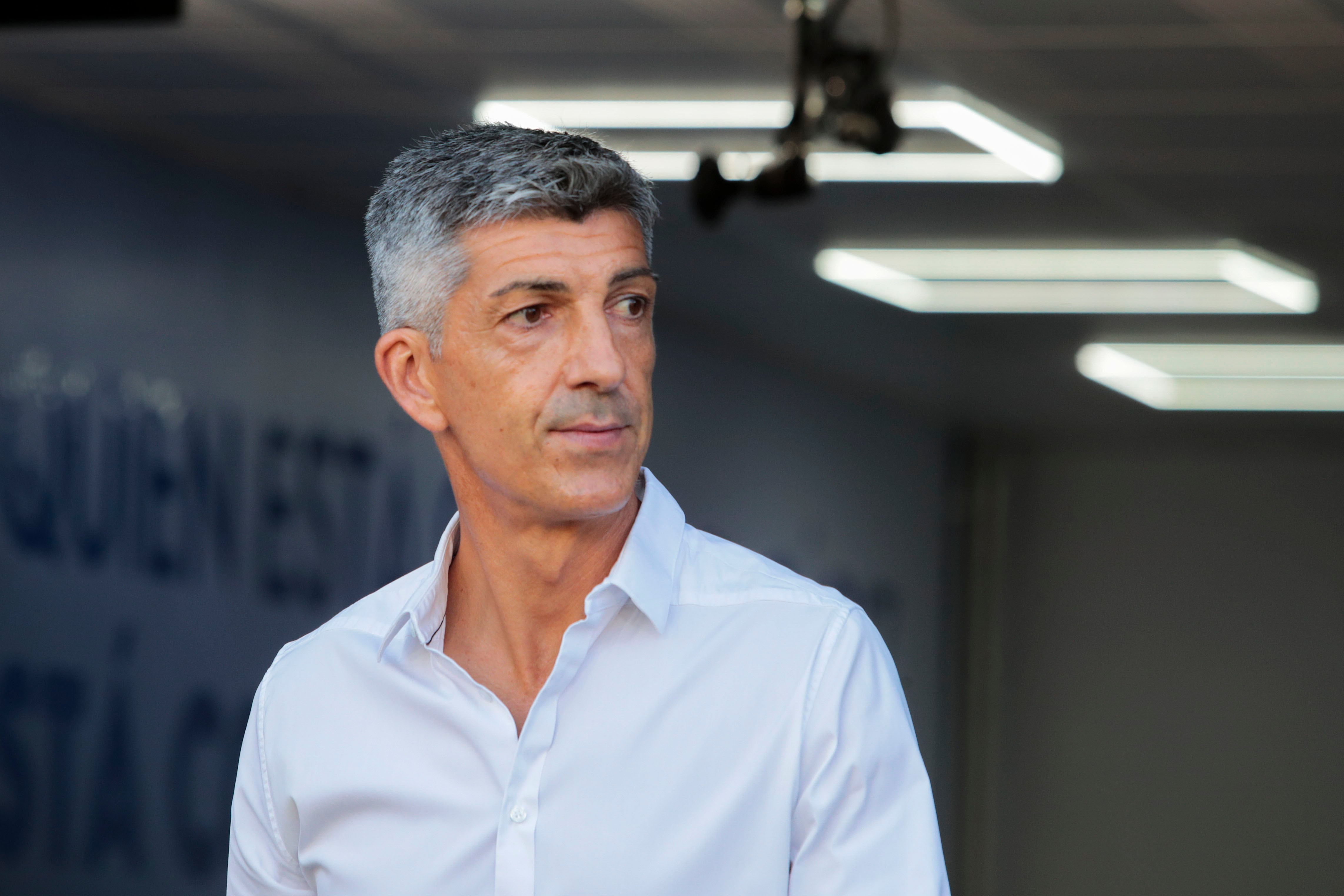 CÁDIZ, 14/08/2022.- El entrenador del Real Sociedad, Imanol Alguacil, durante el partido de LaLiga Santander que enfrenta al Cádiz CF y al Real Sociedad en el estadio Nuevo Mirandilla, Cádiz, este domingo. EFE/ Román Ríos