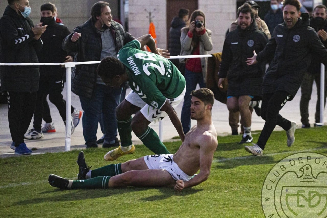 Abraham celebra el gol de la 2ª victoria de la temporada del CD Marchamalo