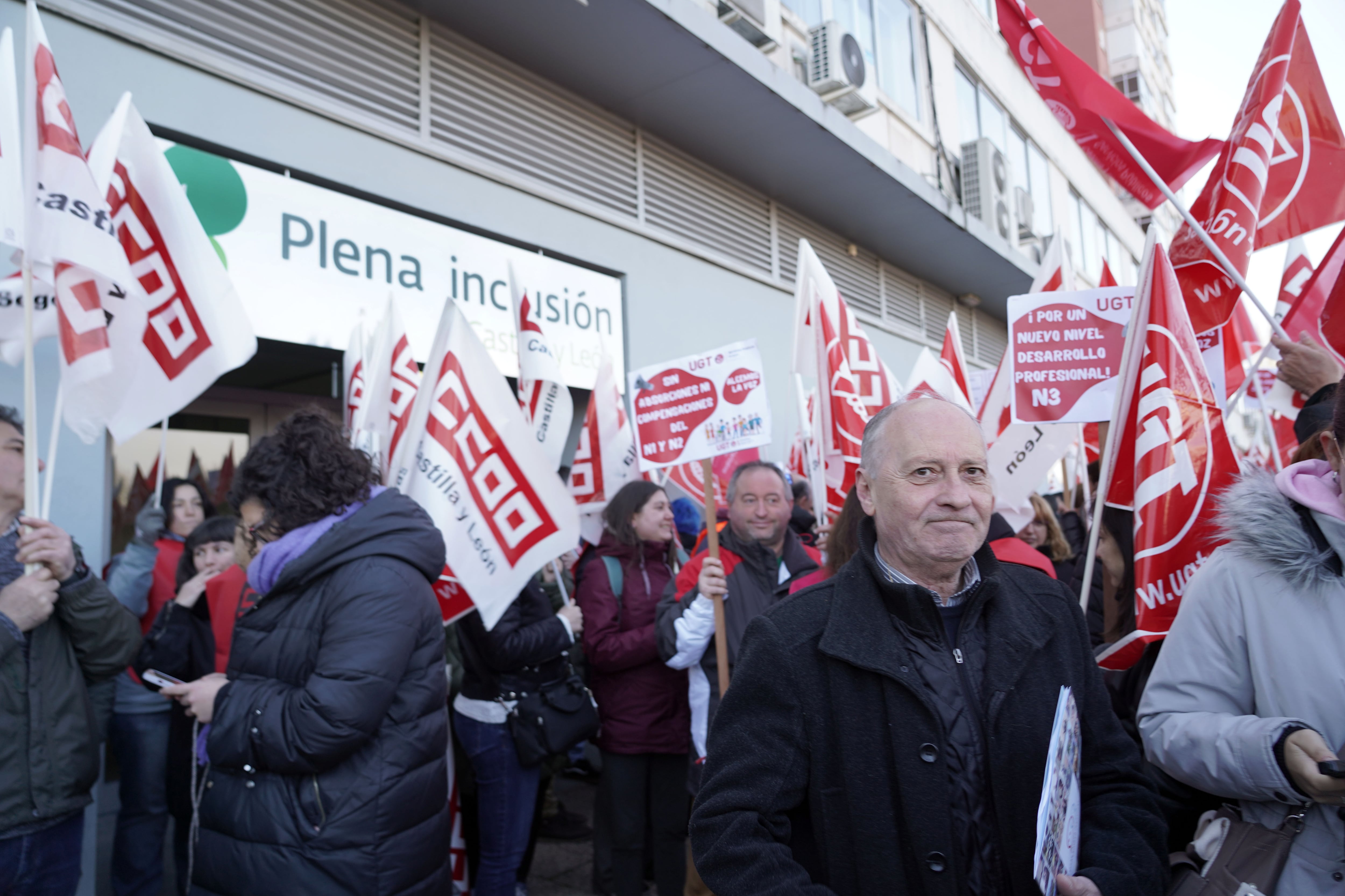 El secretario general de UGT Castilla y Le�n, Faustino Temprano, asiste a la protesta por el bloqueo de la negociaci�n del convenio colectivo de trabajadores de atenci�n a la discapacidad, que afecta a 200.000 trabajadores en todo el pa�s y, de ellos, 12.000 en Castilla y Le�n