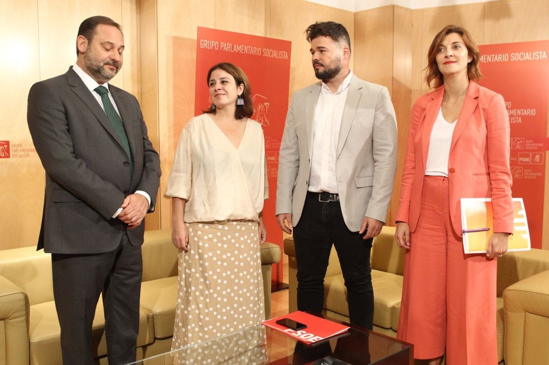 El ministro de Fomento en funciones, José Luis Ábalos; la portavoz del PSOE en el Congreso, Adriana Lastra; el portavoz de ERC en el Congreso, Gabriel Rufián; y la portavoz adjunta de la formación catalana, Carolina Telechea, durante su reunión.