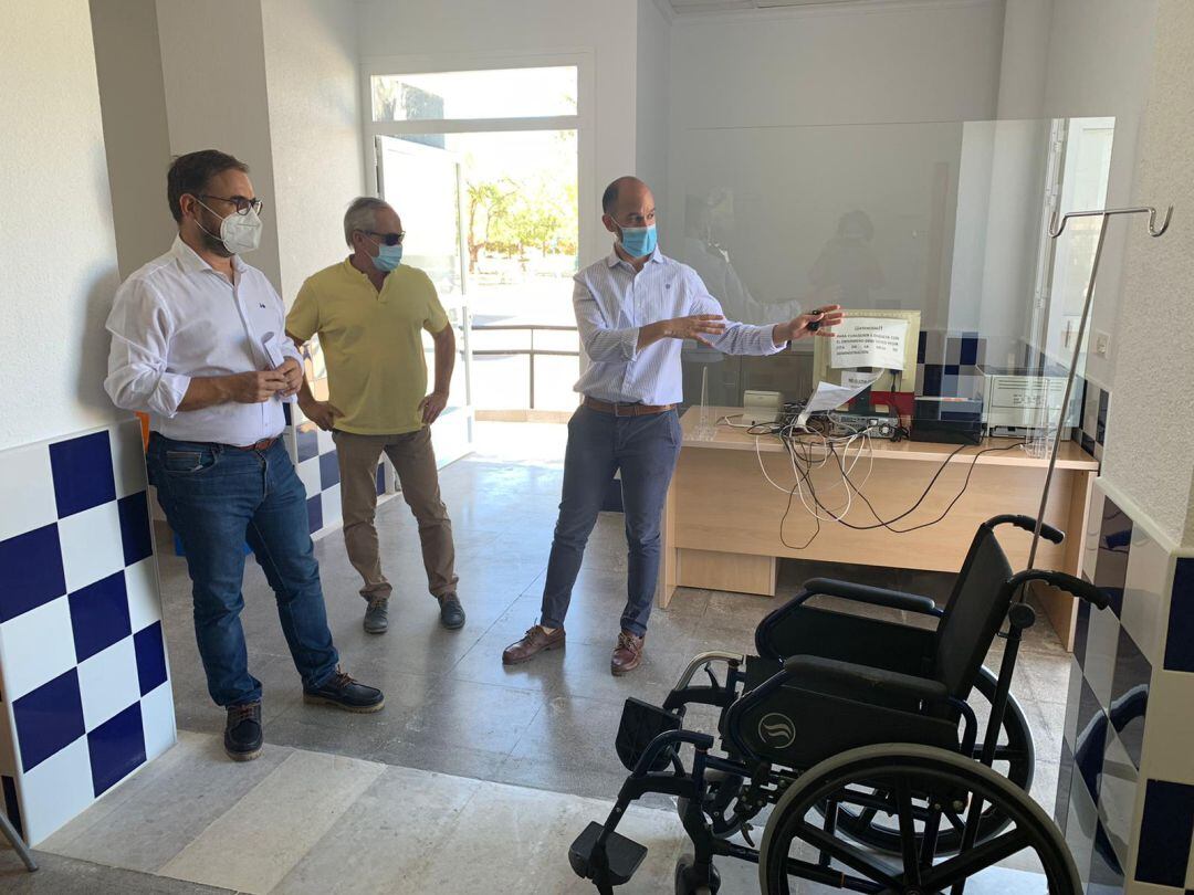 El alcalde y el concejal de Sanidad en el consultorio de Purias